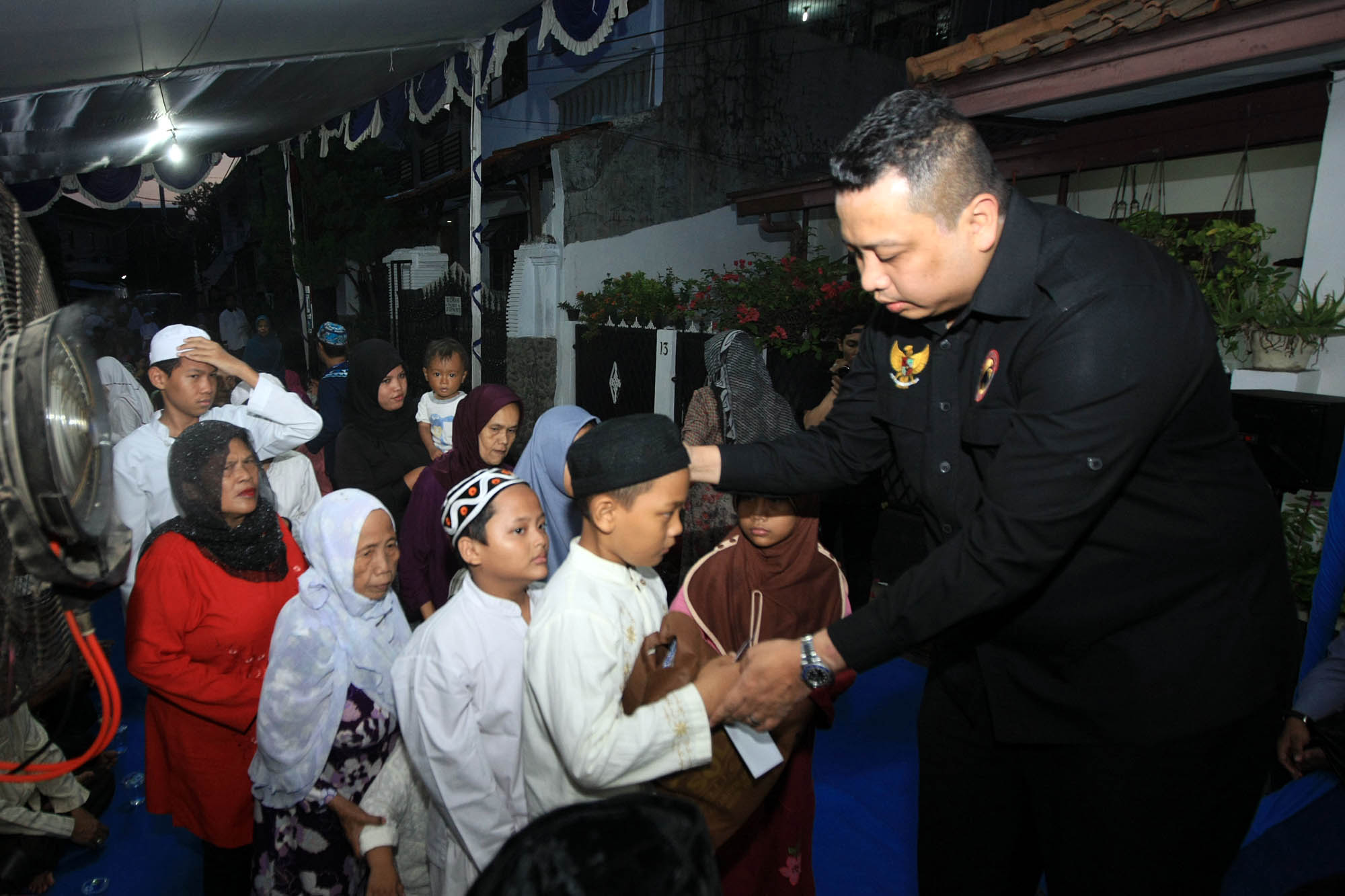 Anggota DPRD DKI Jakarta Nova Harivan Paloh (kanan) memberikan santunan kepada anak yatim.