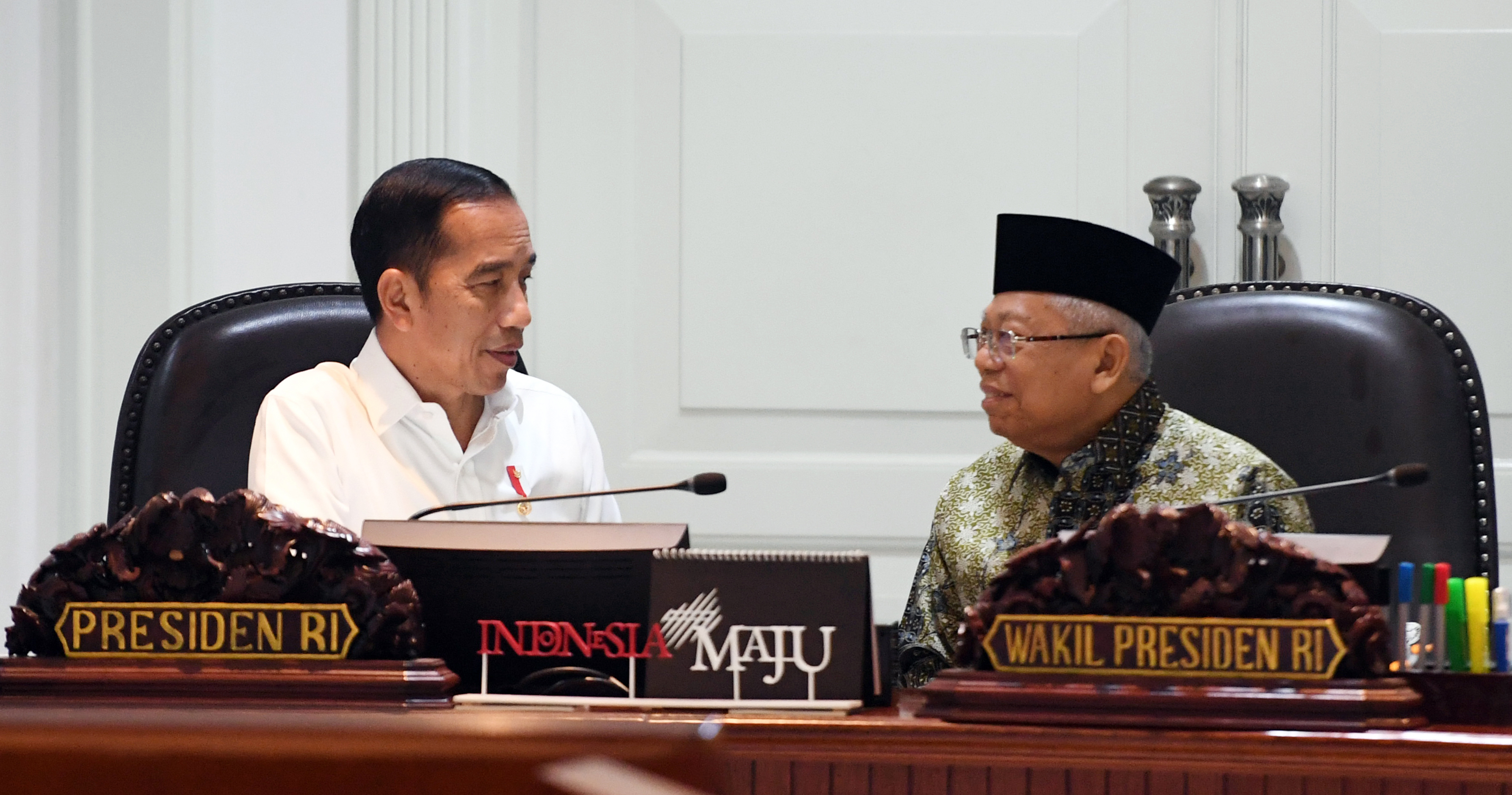 Presiden Joko Widodo (kiri) berbincang dengan Wakil Presiden Ma'ruf Amin, sebelum memimpin rapat terbatas (ratas) di Kantor Presiden.
