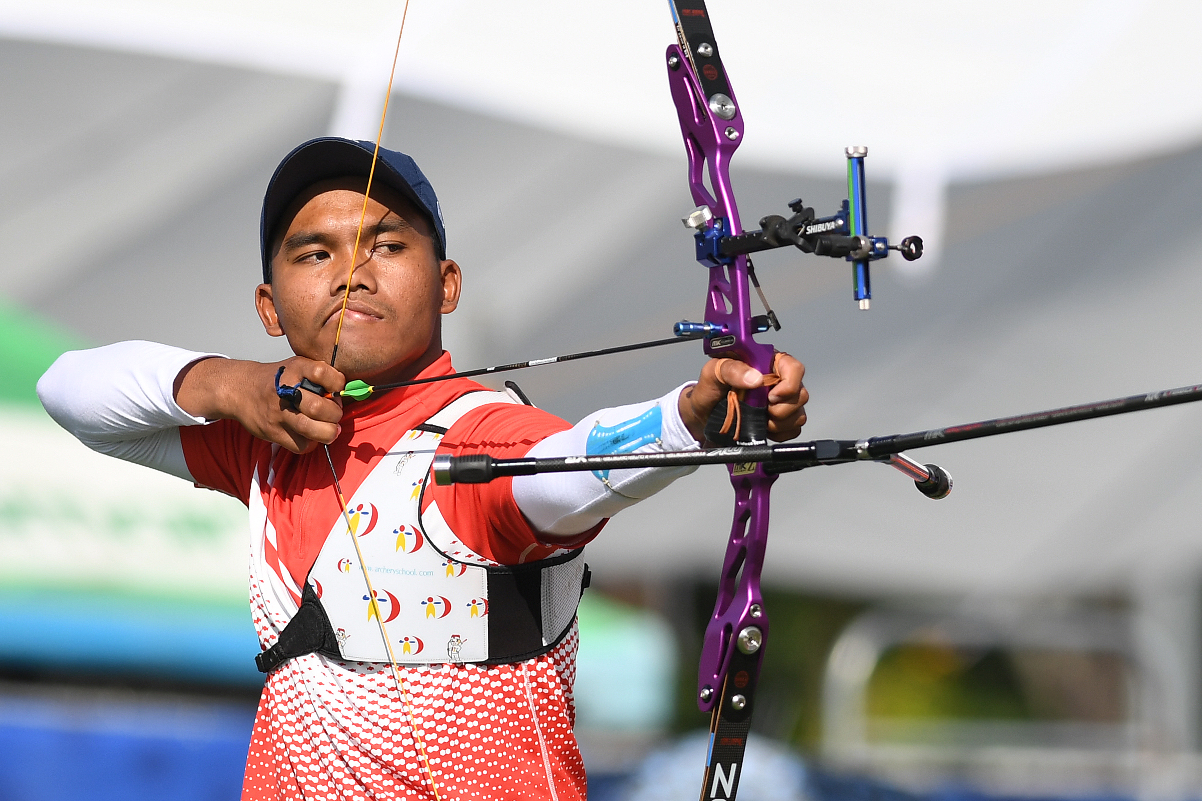 Hendra Purnama saat berlaga di final nomor recurve individu putra sebelum meraih medali emas SEA Games 2019.