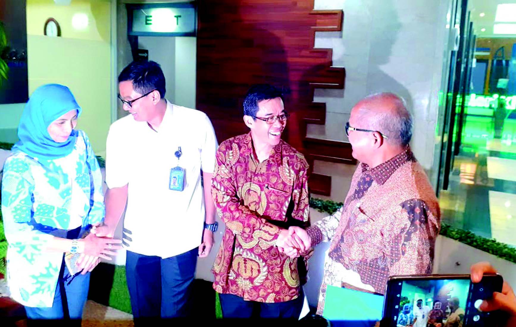 (Dari kanan) Komut Amien Sunaryadi, Direktur Utama Zulkifl i Zaini, Wakil Dirut Darmawan Prasodjo, dan Direktur Keuangan Sinthya Roesly.