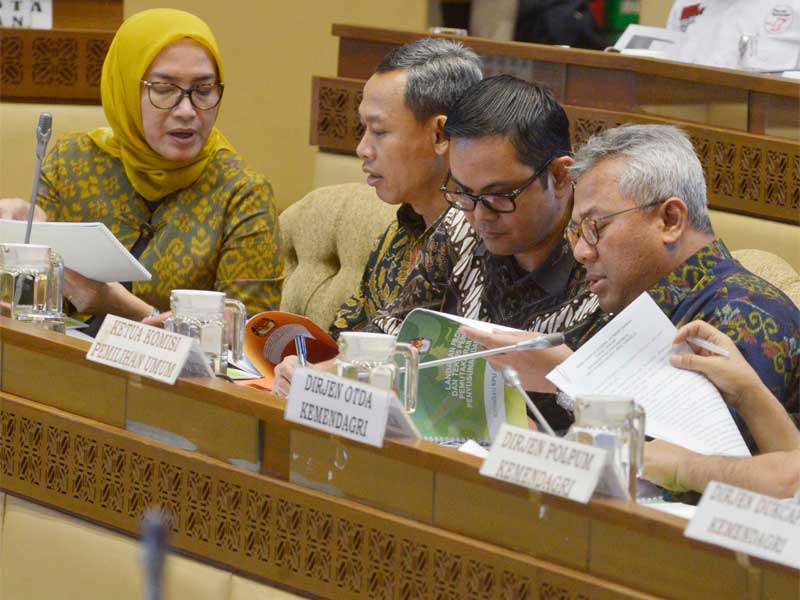 Ketua KPU Arief Budiman (kanan) bersama anggota KPU lainnya (dari kiri) Evi Novida Ginting Manik, Pramono Ubaid Tanthowi, dan Viryan.