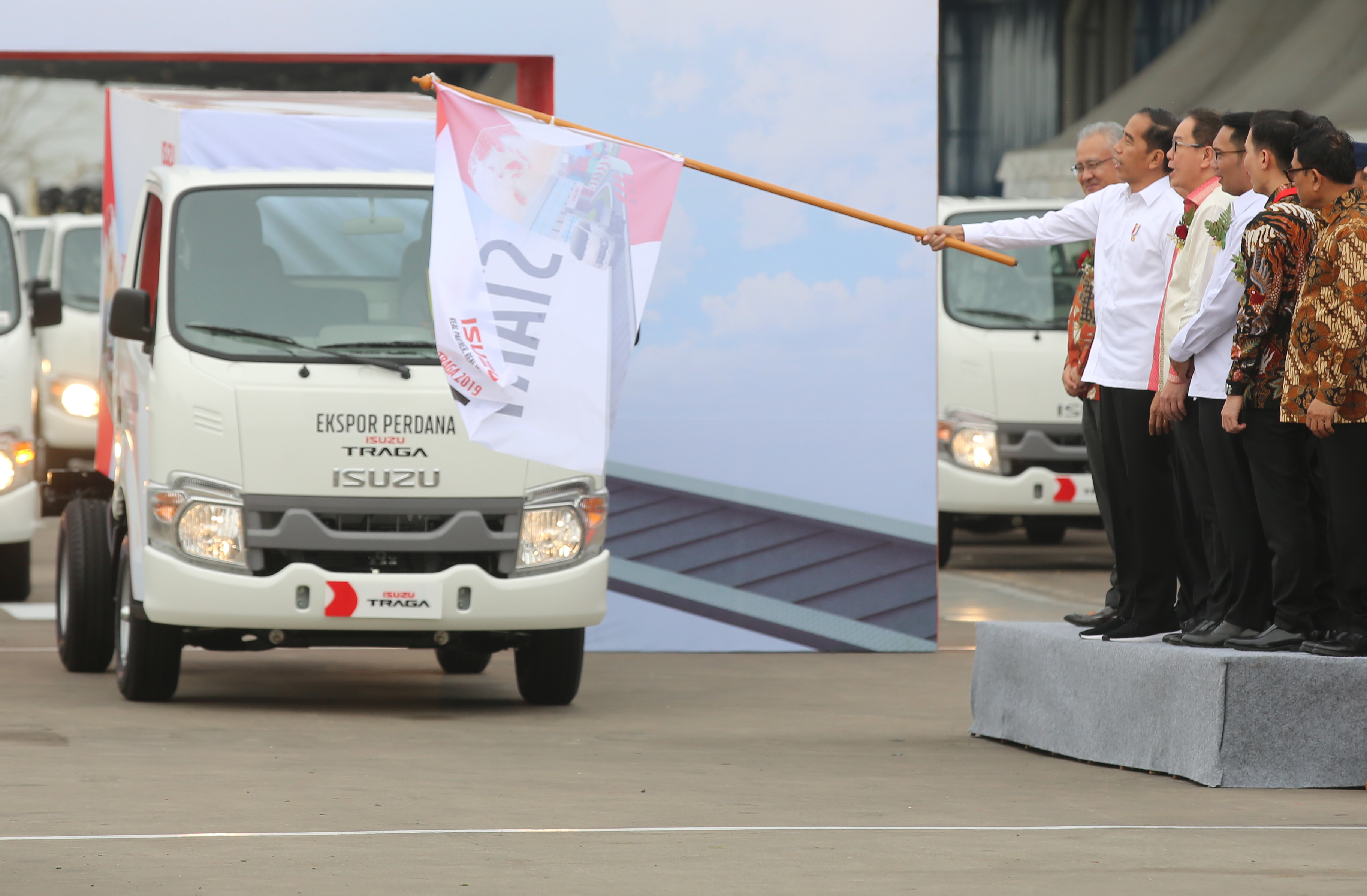 Presiden Joko Widodo saat melepas eksport perdana Isuzu Traga ke beberapa negara di Asia Tenggara di Pabrik Isuzu, Karawang, Jawa Barat