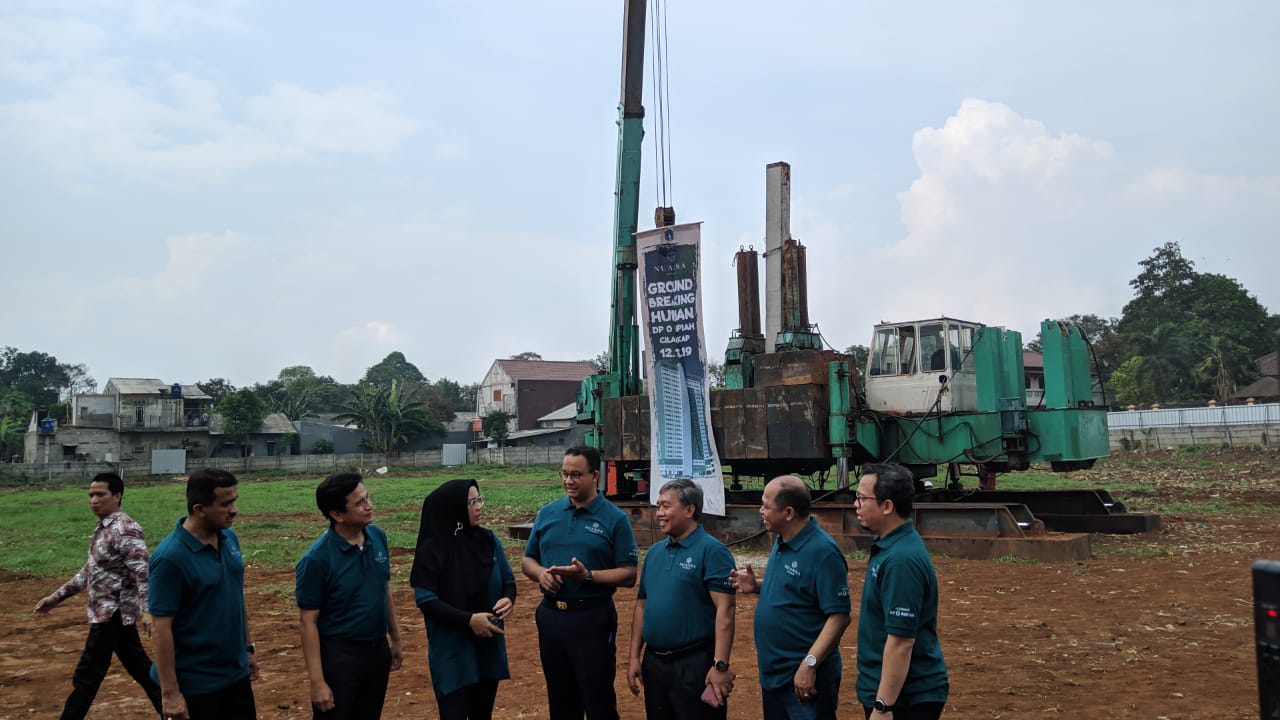 Gubernur DKI Jakarta Anies Baswedan (tengah) saat ground breaking pembangunan hunian DP Rp0 di Nuansa Cilangkap