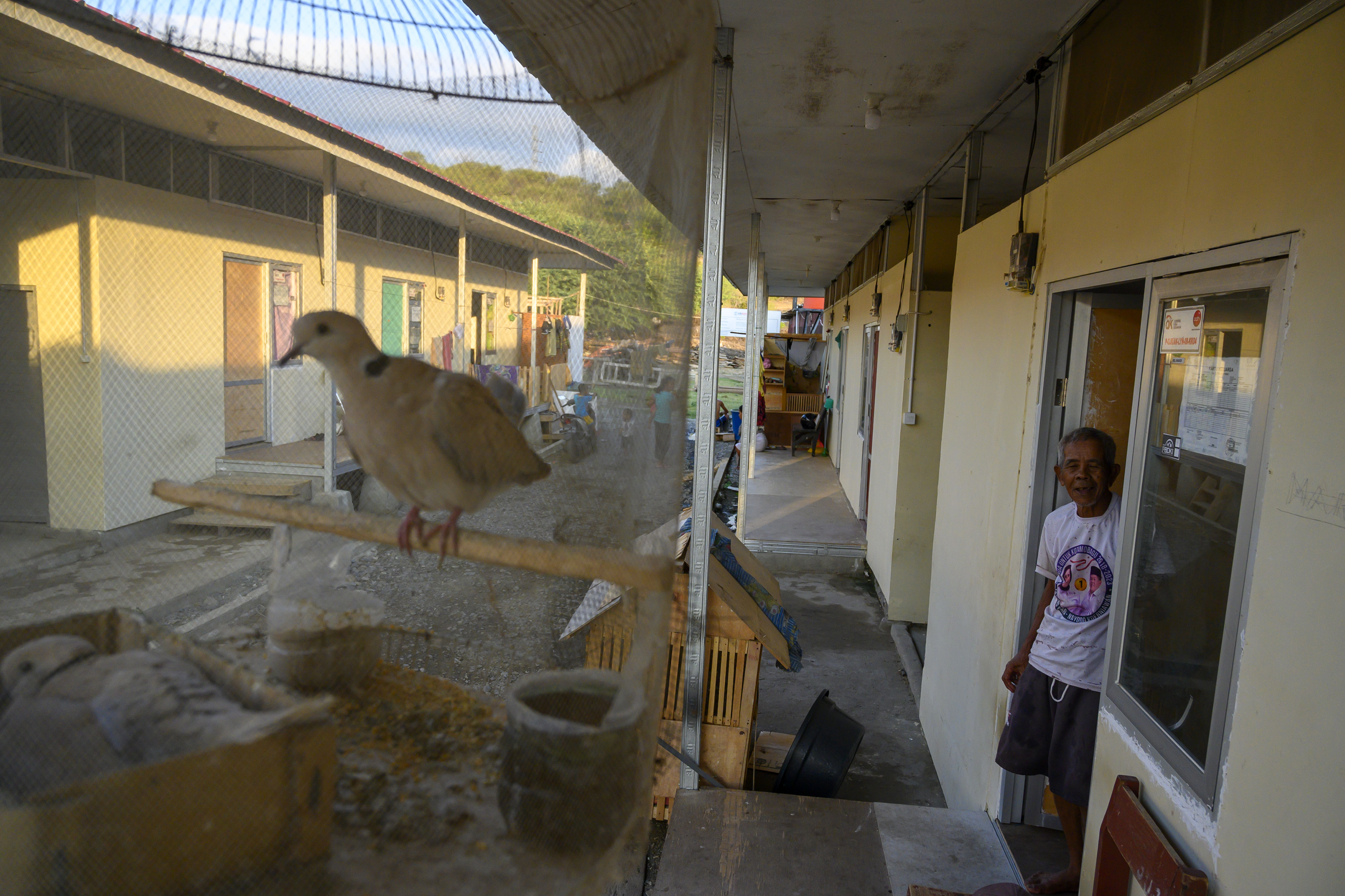 Seorang penyintas bencana beraktivitas di Hunian Sementara (Huntara) yang dibangun Otoritas Jasa Keuangan (OJK) di Palu, Sulawesi Tengah.