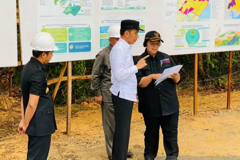 Menteri Kehutanan dan Lingkungan Hidup Siti Nurbaya Bakar saat mendampingi Presiden Joko Widodo, mengunjungi ibu kota negara yang baru