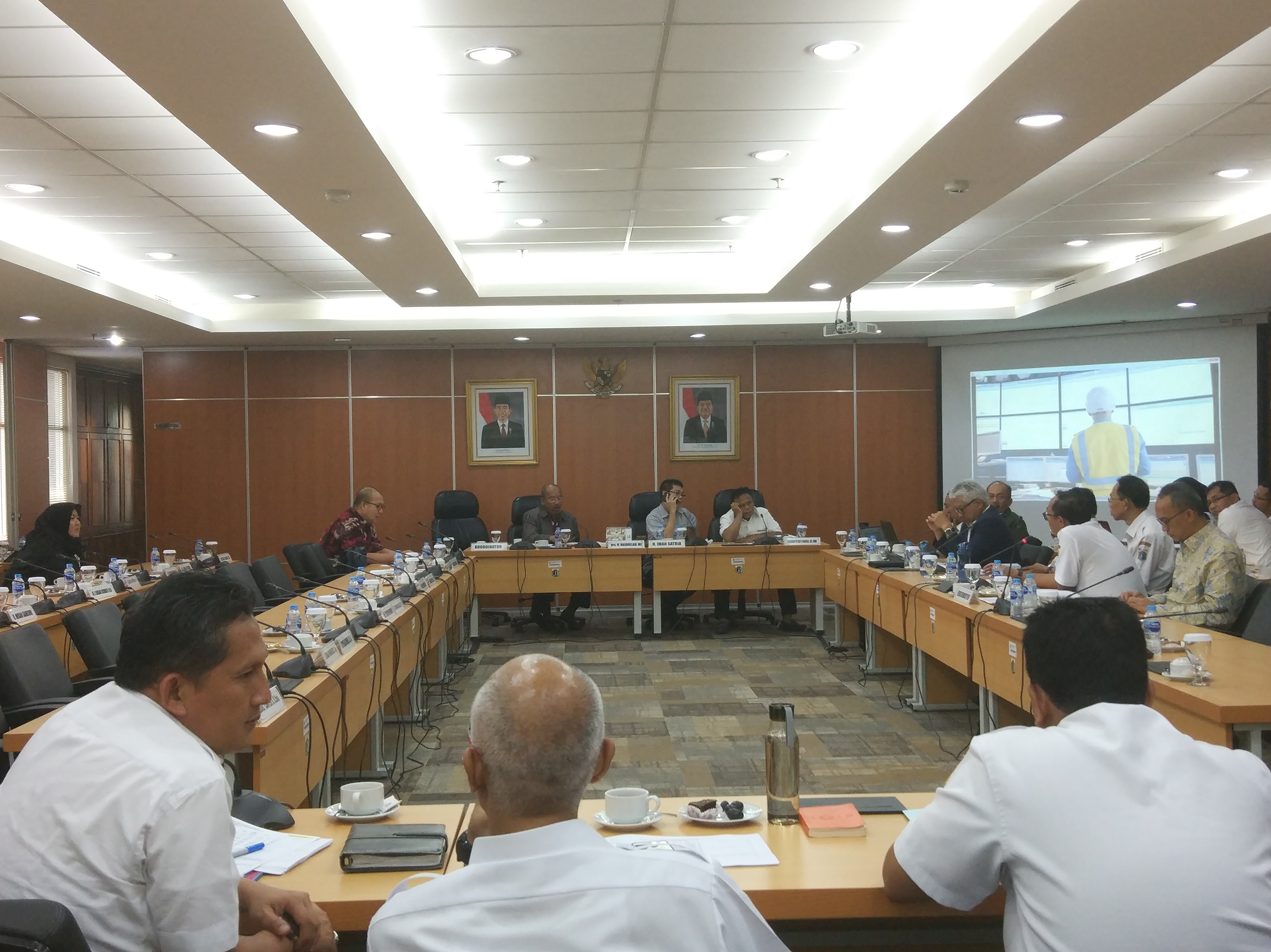 Ilustrasi rapat antara DPRD DKI Komisi D dengan DLH DKI Jakarta