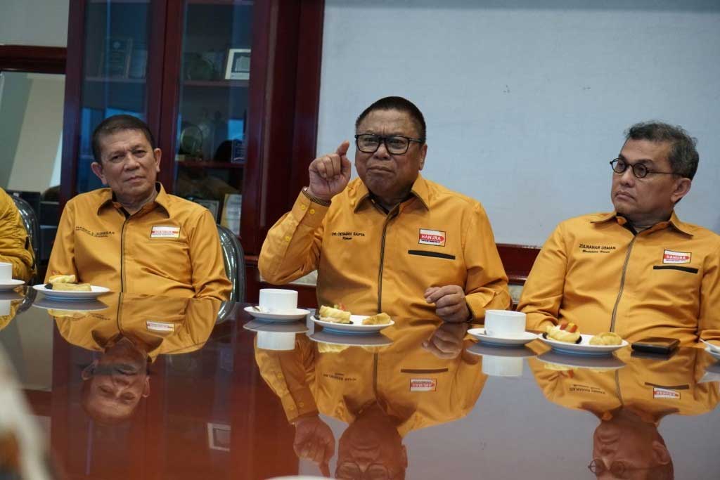 Ketua Umum Partai Hanura, Oesman Sapta Odang Bersama para pengurus partai.