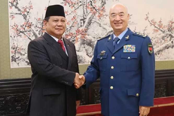 Menteri Pertahanan RI Prabowo Subianto (kiri) berjabat tangan dengan Wakil Ketua Komisi Militer Pusat China (CMC) Xu Qiliang.