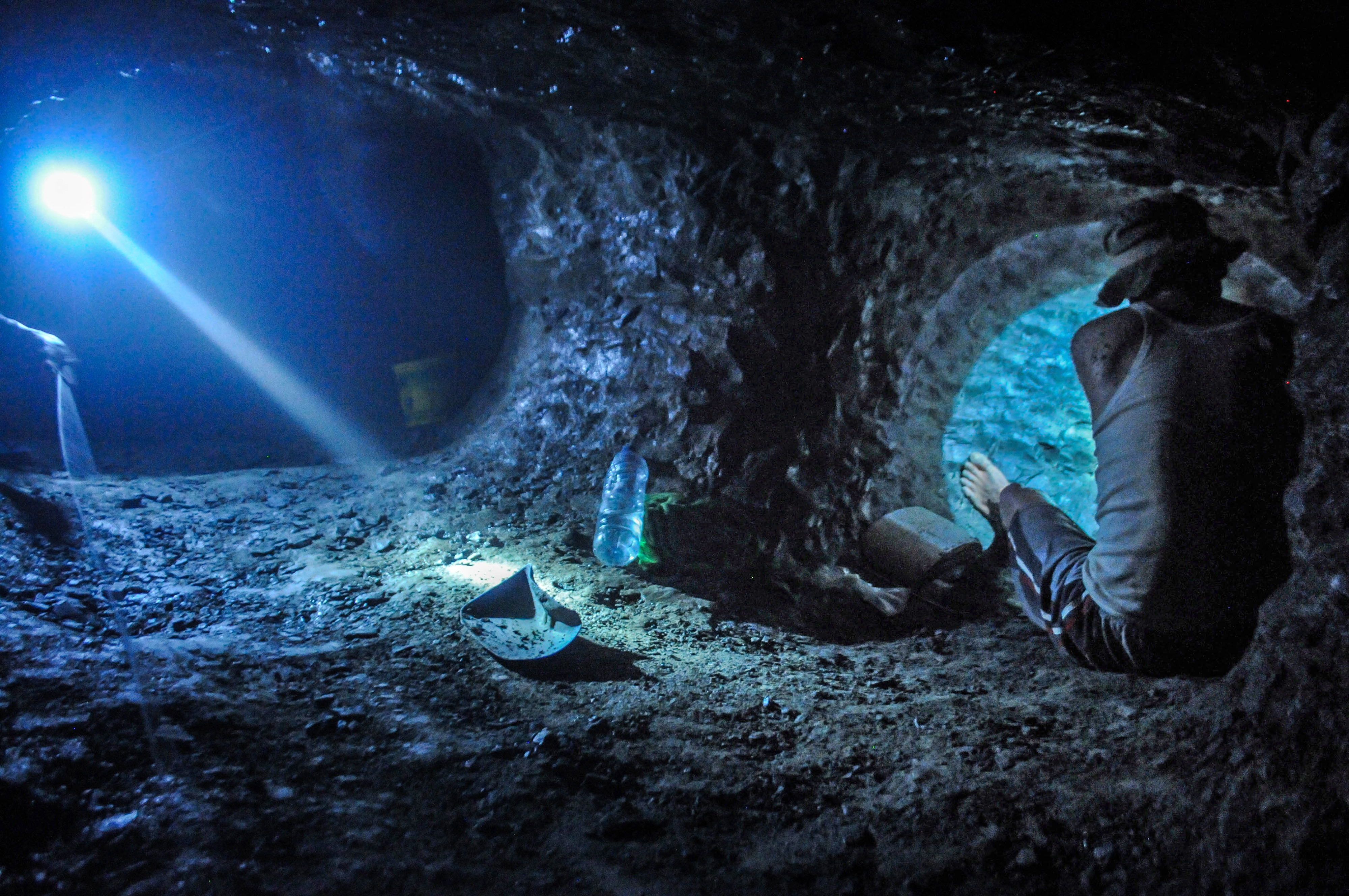  Penambang batu Kalimaya menggali tanah di Kampung Cijeruk, Lebak, Banten, Senin (11/11/2019).