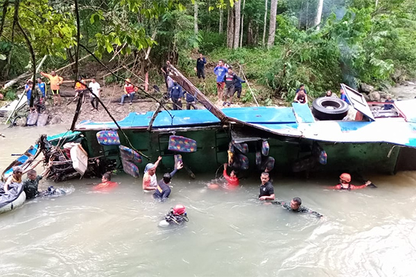 Bus Sriwijaya yang masuk jurang di Liku Lematang, Kota Pagaralam, Sumatra Selatan