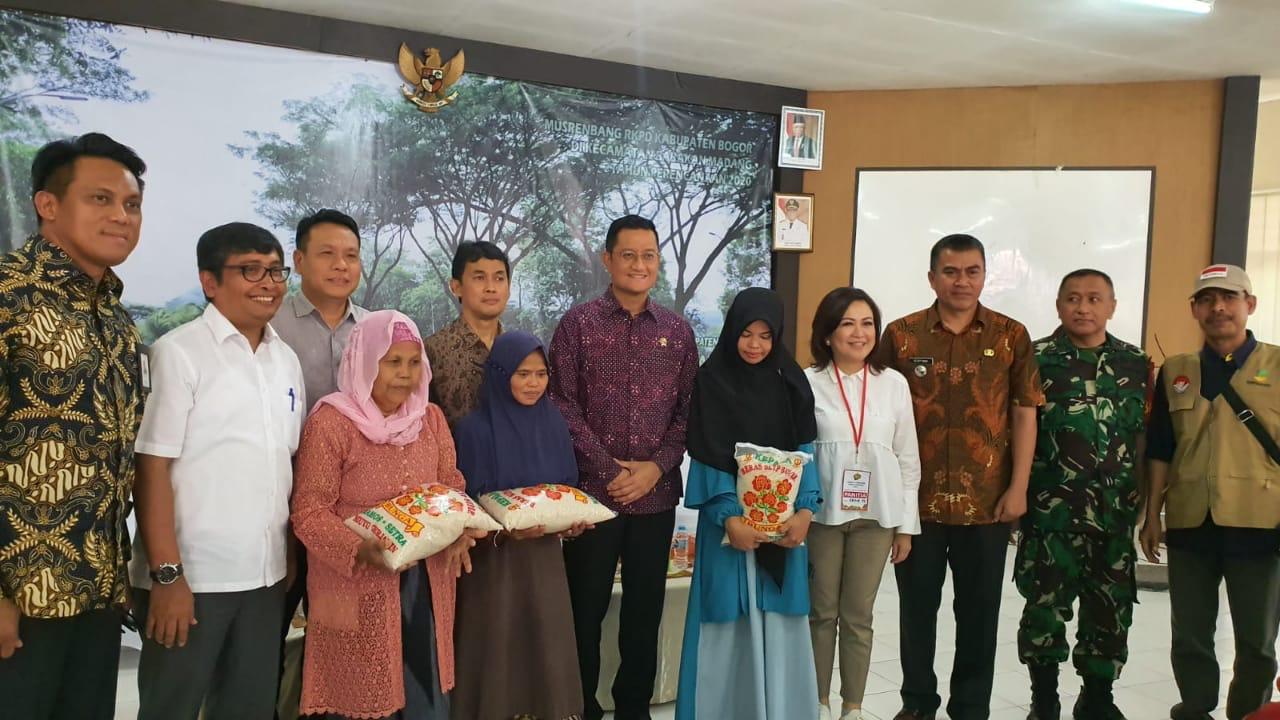 Menteri Sosial Juliari Batubara menyerahkan 1.000 sembako sebagai awal perayaan Natal Nasional 2019