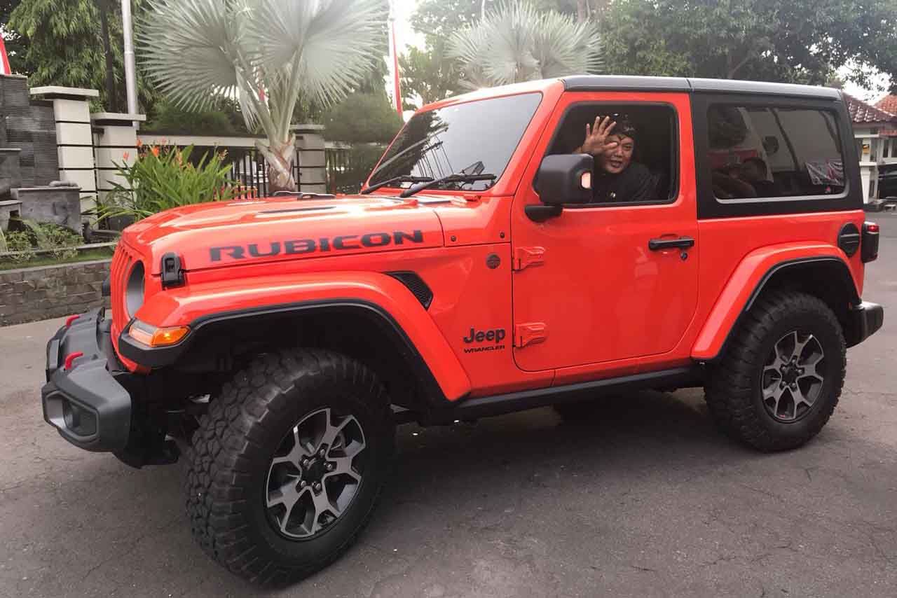 Bupati Karanganyar Juliyatmono mencoba mobil operasional Rubicon seharga Rp1,8 miliar di rumah dinasnya, Kamis (26/12).