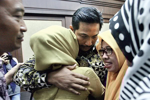 Terdakwa kasus suap kerja sama bidang pelayaran Bowo Sidik Pangarso (tengah) dipeluk kerabat sebelum mengikuti sidang putusan