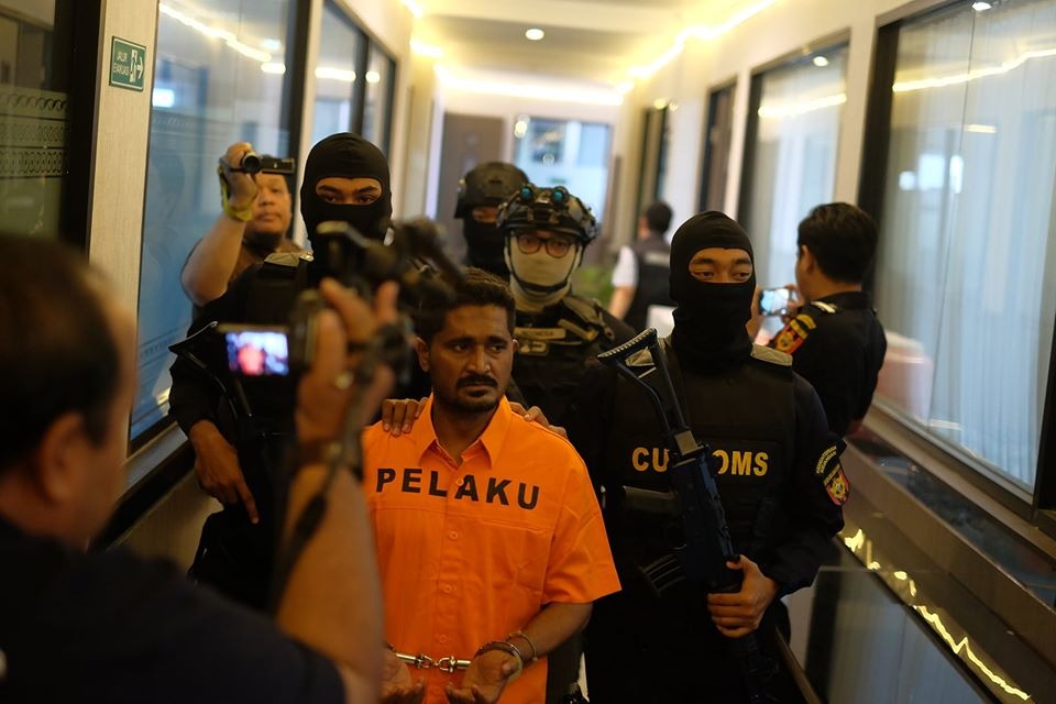 Warga India yang ditangkap membawa narkoba jenis sabu-sabu dengan berat sekitar 1,3 kilogram. 