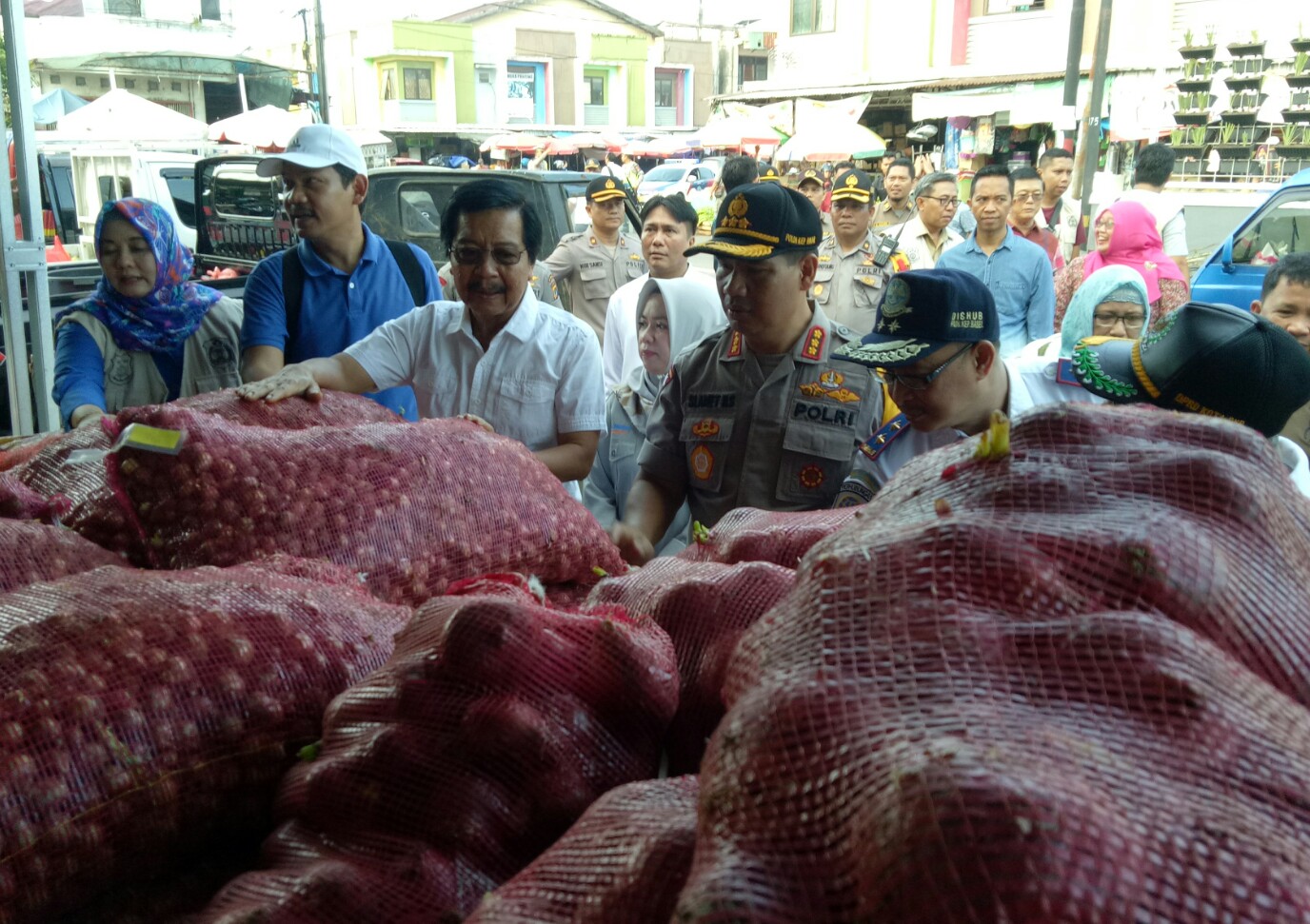  Wakil Gubernur Babel, Abdul Fatah dan Wakapolda Babel, Kombes Slamet HS saat mengecek harga bawang merah di Pasar Pembangunan.