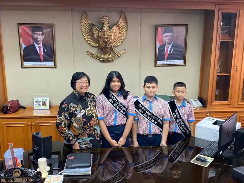Menteri LHK Siti Nurbaya Bakar (kiri) bersama tiga menteri cilik asal Sekolah Global Mandiri Cibubur 