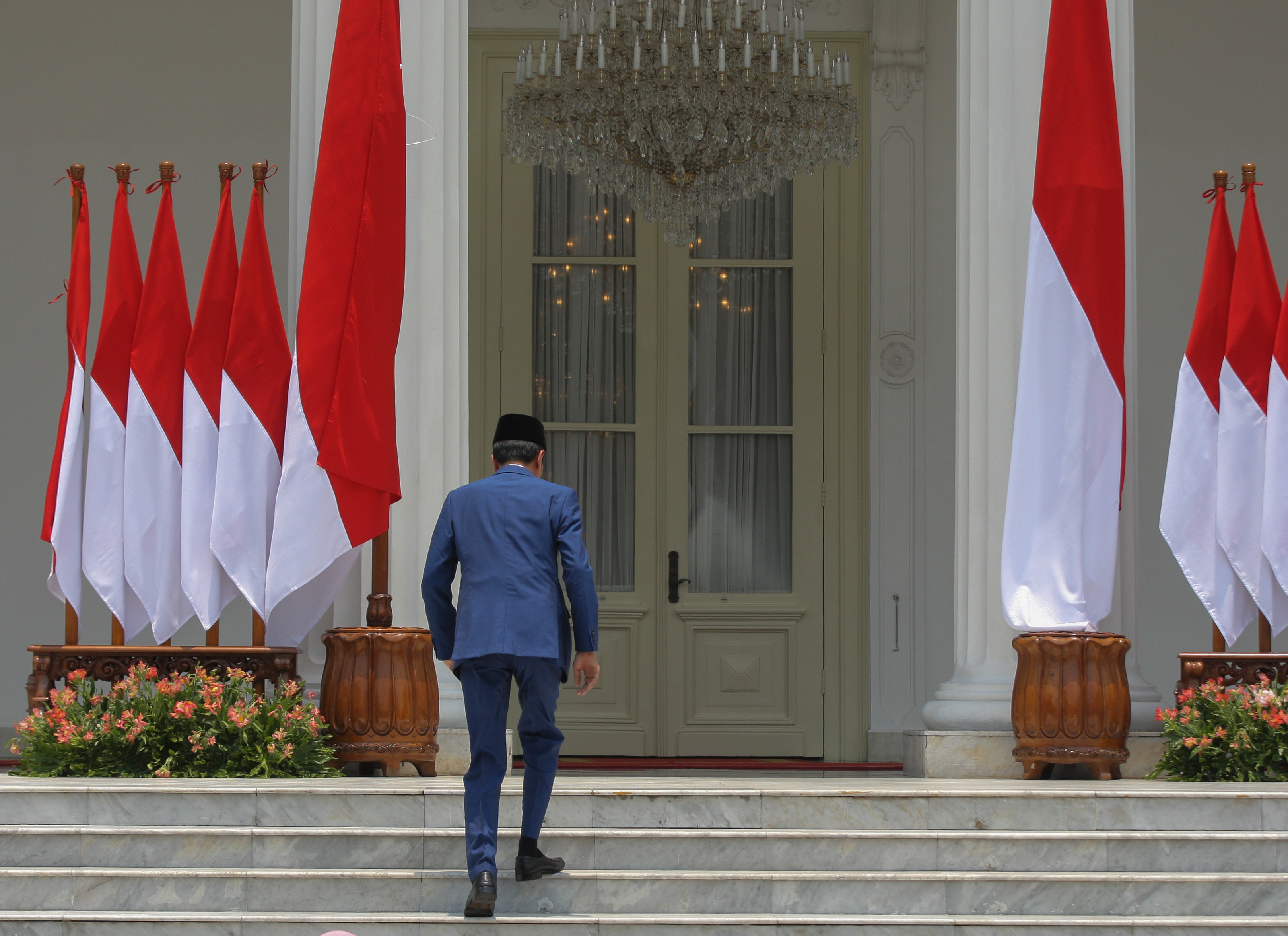 Presiden Joko Widodo naik tangga istana