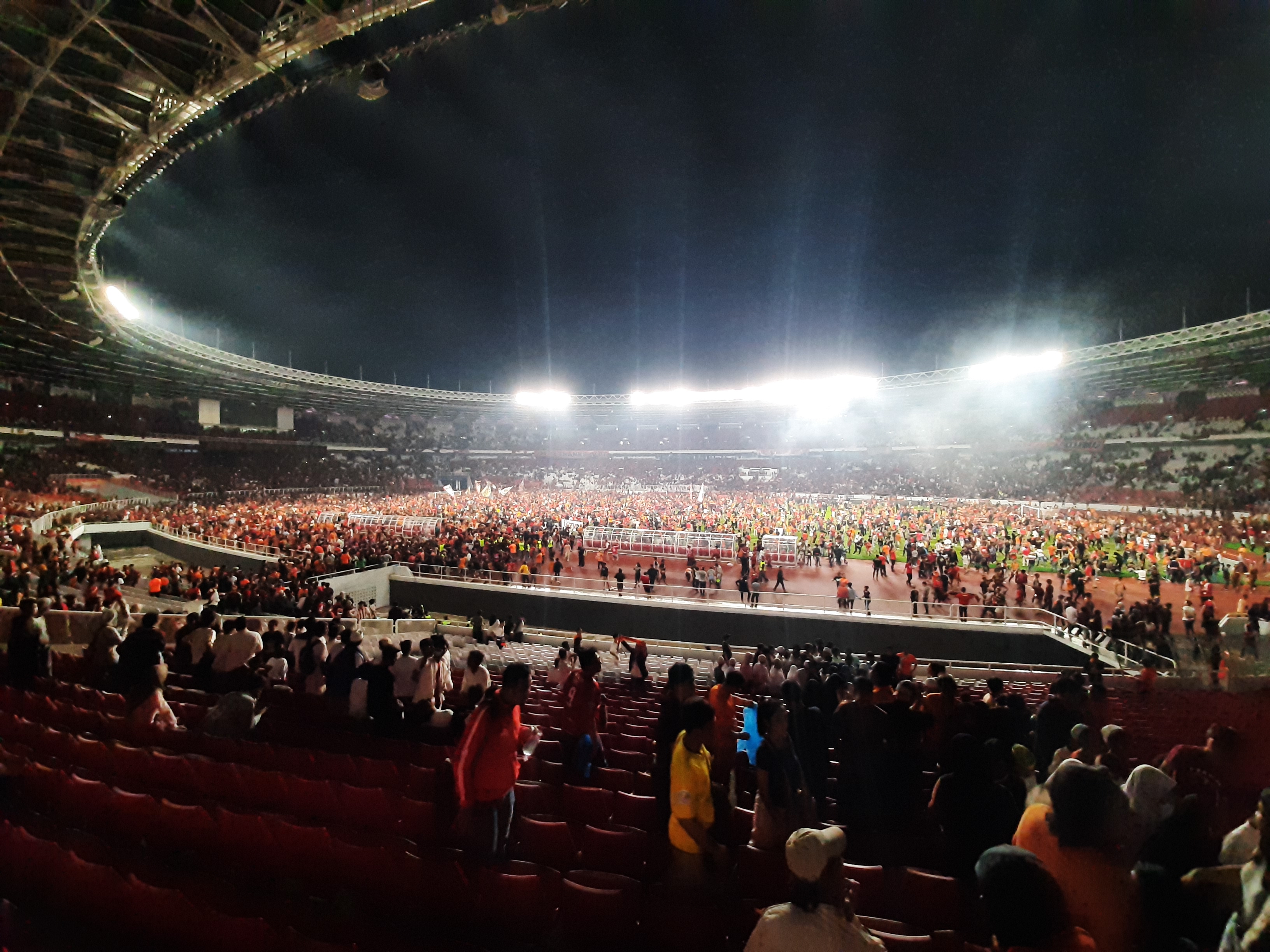 Ribuan The Jak Turun ke Lapangan di Laga Perpisahan Bepe