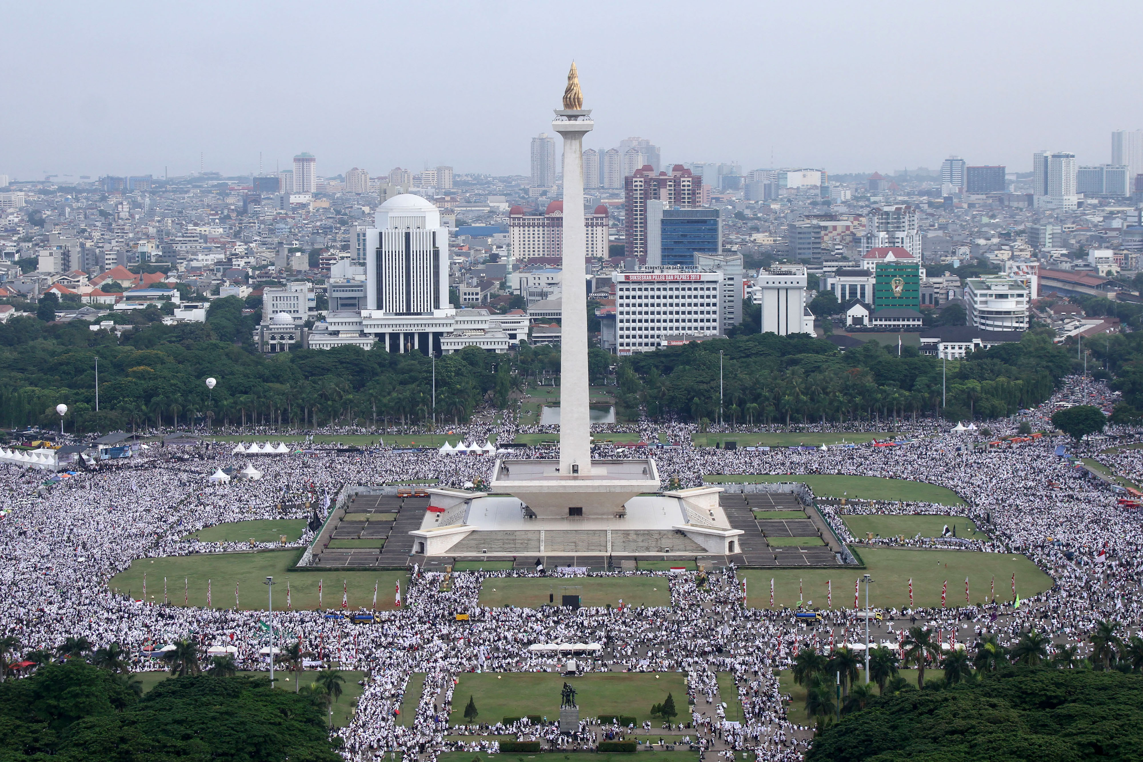 Umat muslim mengikuti aksi reuni 212 di Monas, Jakarta, Minggu (2/12/2018).
