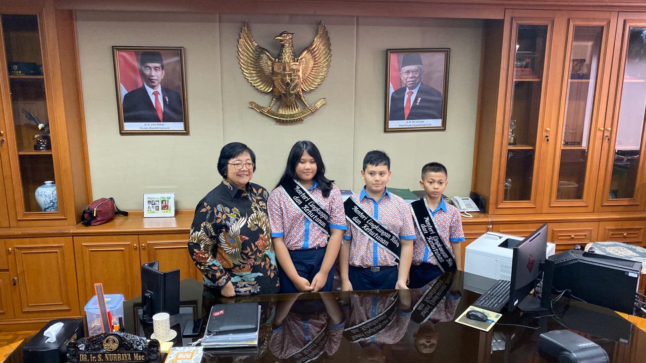 Menteri Lingkungan Hidup dan Kehutanan Siti Nurbaya bersama tiga siswa dari Sekolah Global Mandiri yang menjadi 
