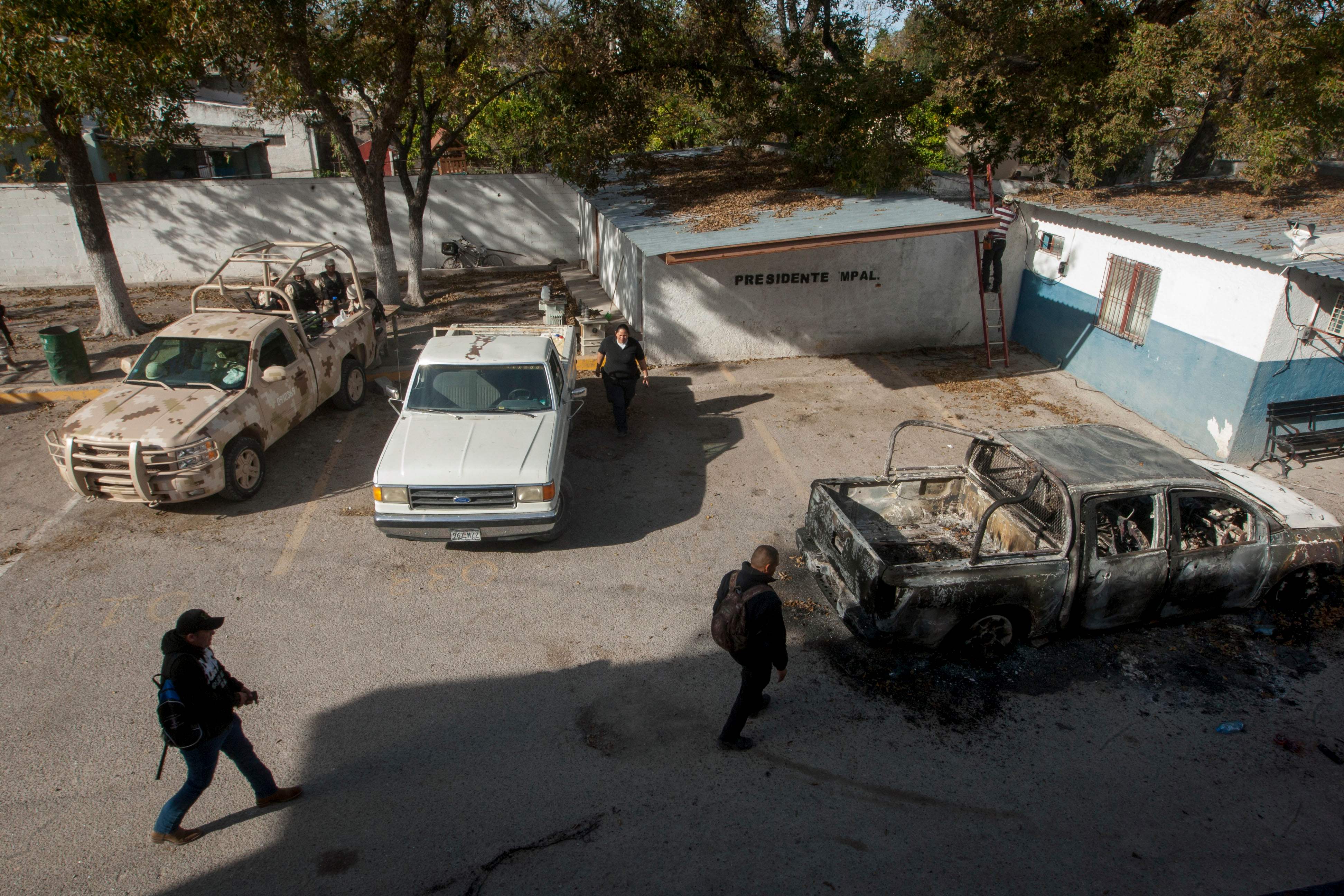 Aparat keamanan bersiaga dan tampak kendaraan terbakar akibat serangan kelompok kartel narkoba ke Villa Union, Coahuila, Meksiko.