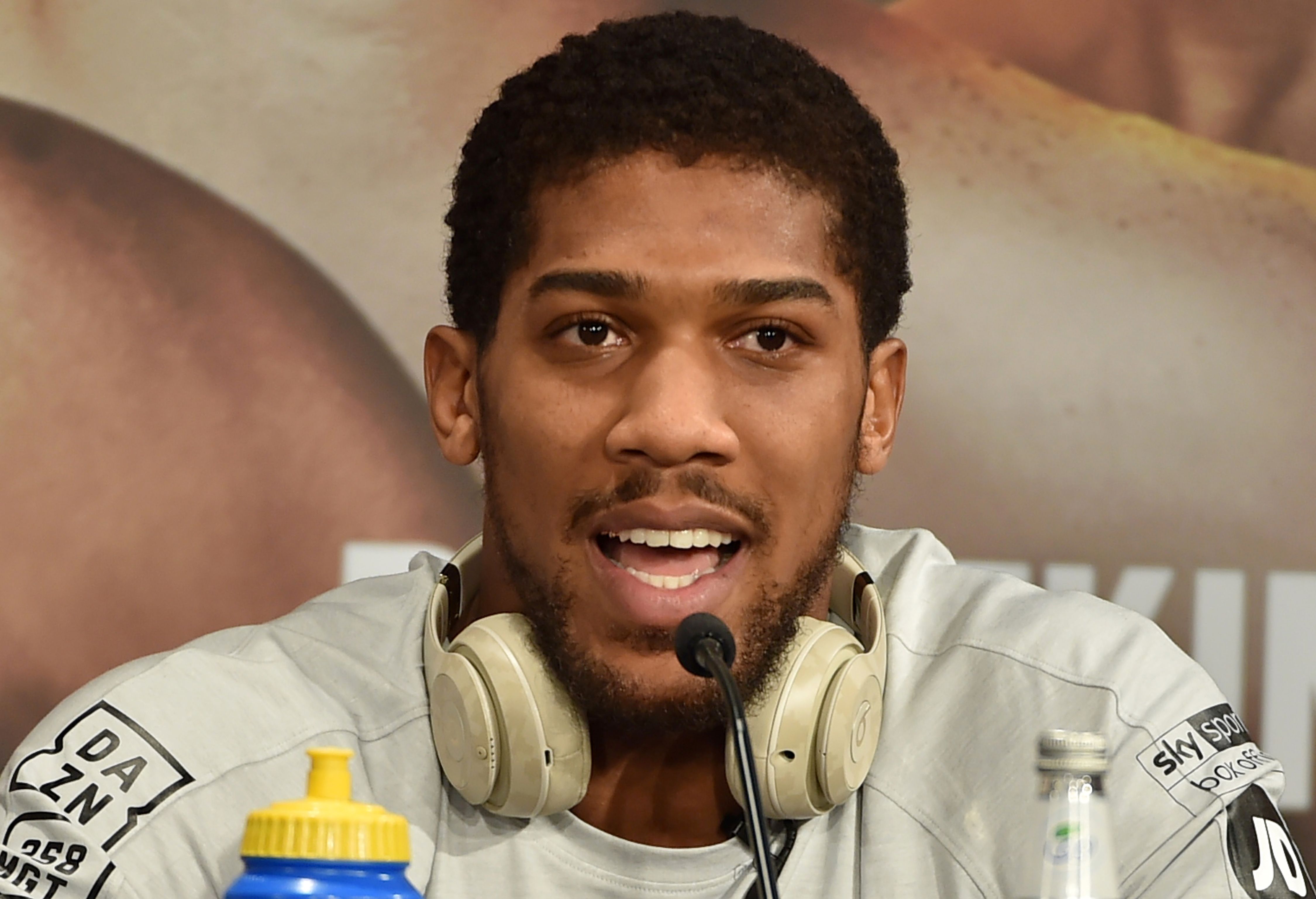 Petinju kelas berat Inggris Anthony Joshua memberi penjelasan pada jumpa pers di Diriyah, Riyadh, Arab Saudi, Rabu (4/12). 