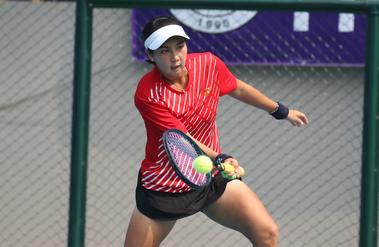 Petenis putri Indonesia Aldila Sutjiadi berusaha mengembalikan ke arah lawannya.