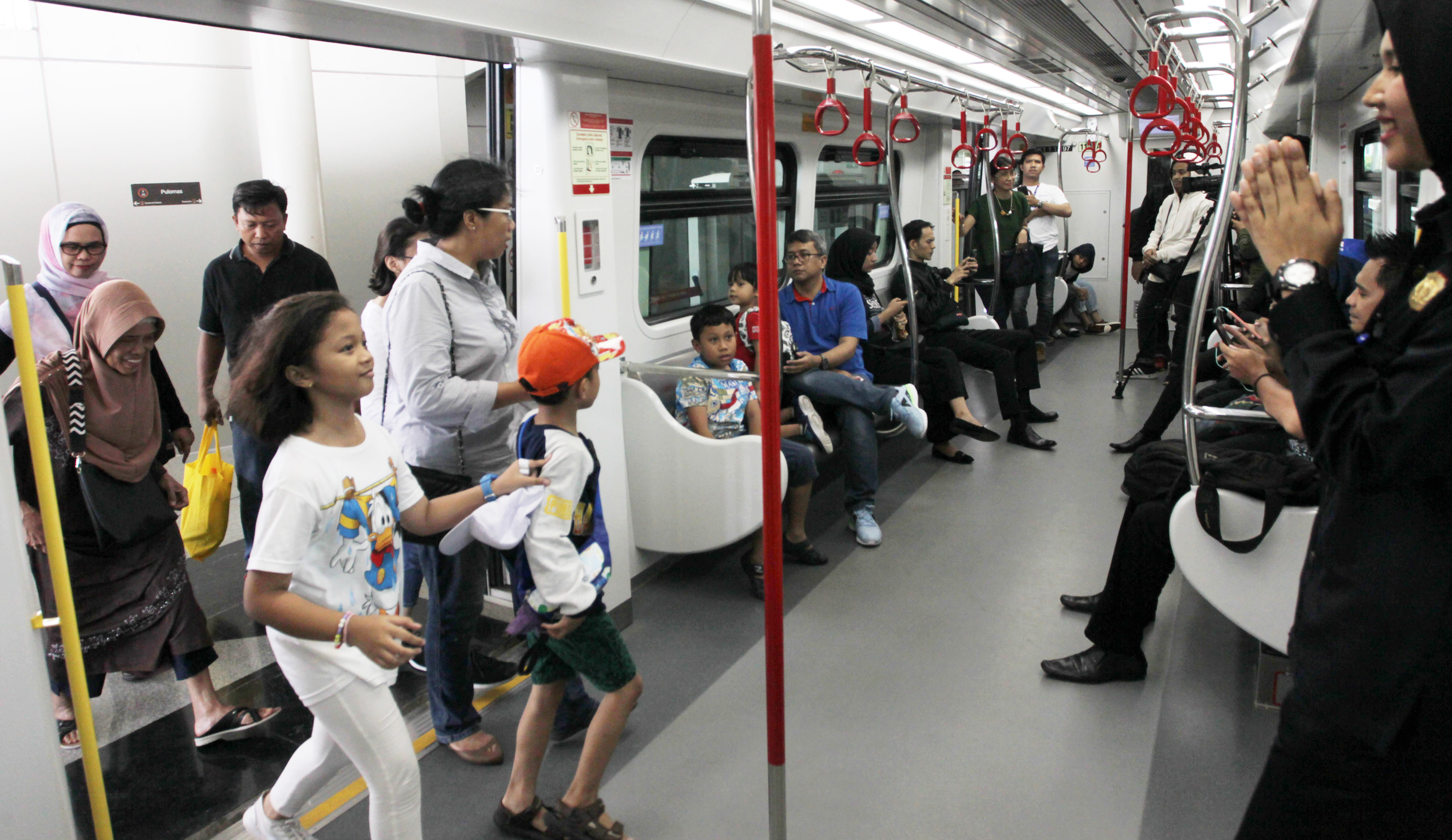 enumpang menggunakan moda transportasi Kereta Lintas Raya Terpadu (LRT) jurusan Stasiun Velodrome Rawamangun menuju Stasiun Pegangsaan 2