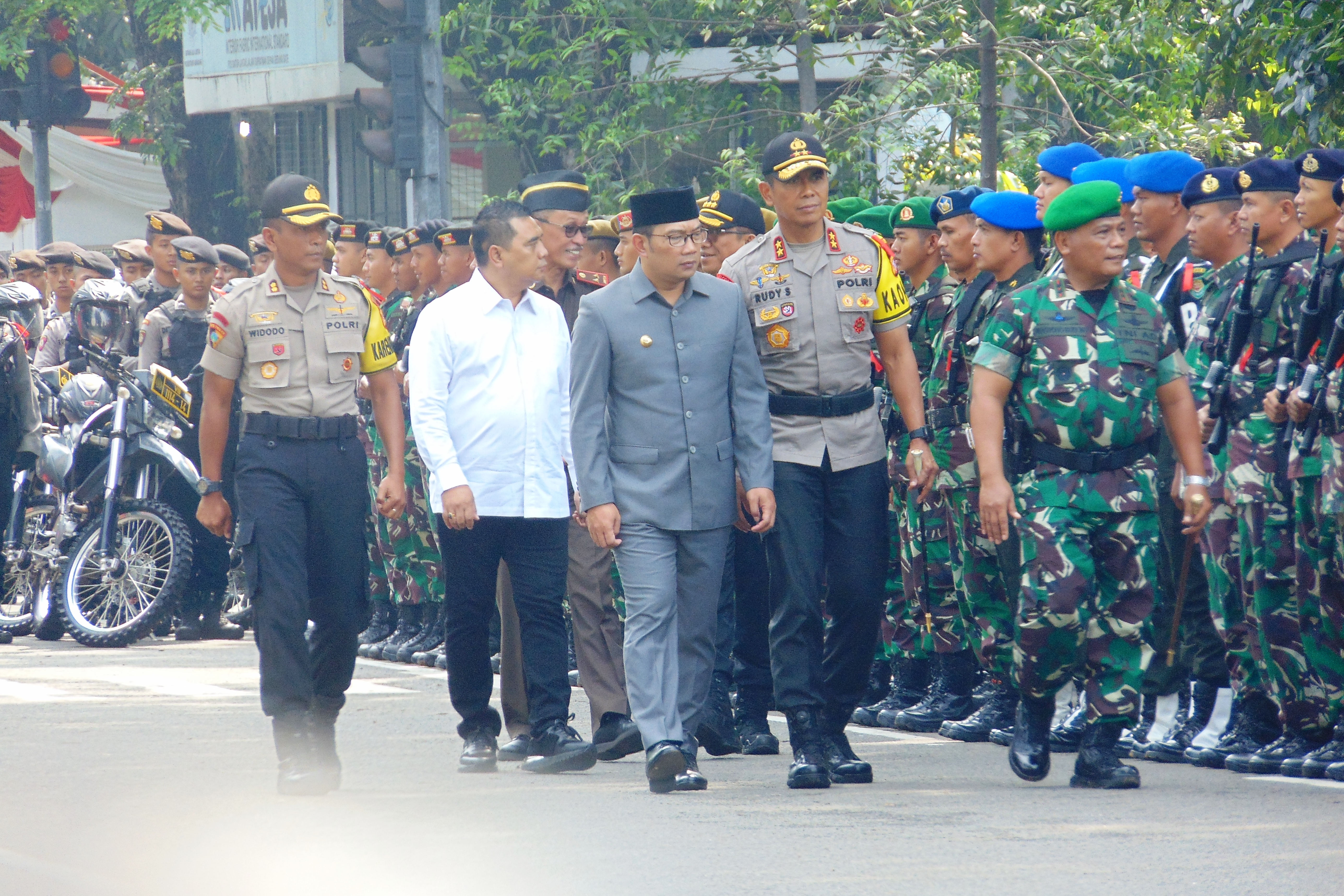 Gubernur Jabar Ridwan Kamil, Kapolda dan Pangdam saat gelar pasukan pengamanan Natal dan tahun baru di Bandung, Kamis (19/12).