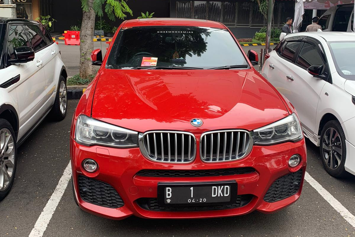 Petugas Badan Pajak dan Retribusi Daerah (BPRD) DKI menemukan mobil BMW yang menunggak pajak hingga Rp24 juta di parkiran Mall Gandaria City