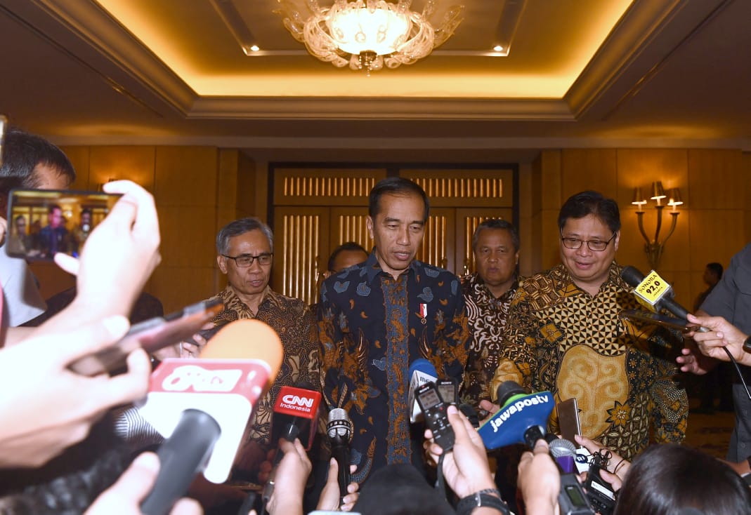 (kiri-kanan) Wimboh Santoso (Ketua Dewan Komisioner OJK), Presiden RI Joko Widodo, Gub BI Perry Warjiyo, Menko Perekonomian Airlangga H.