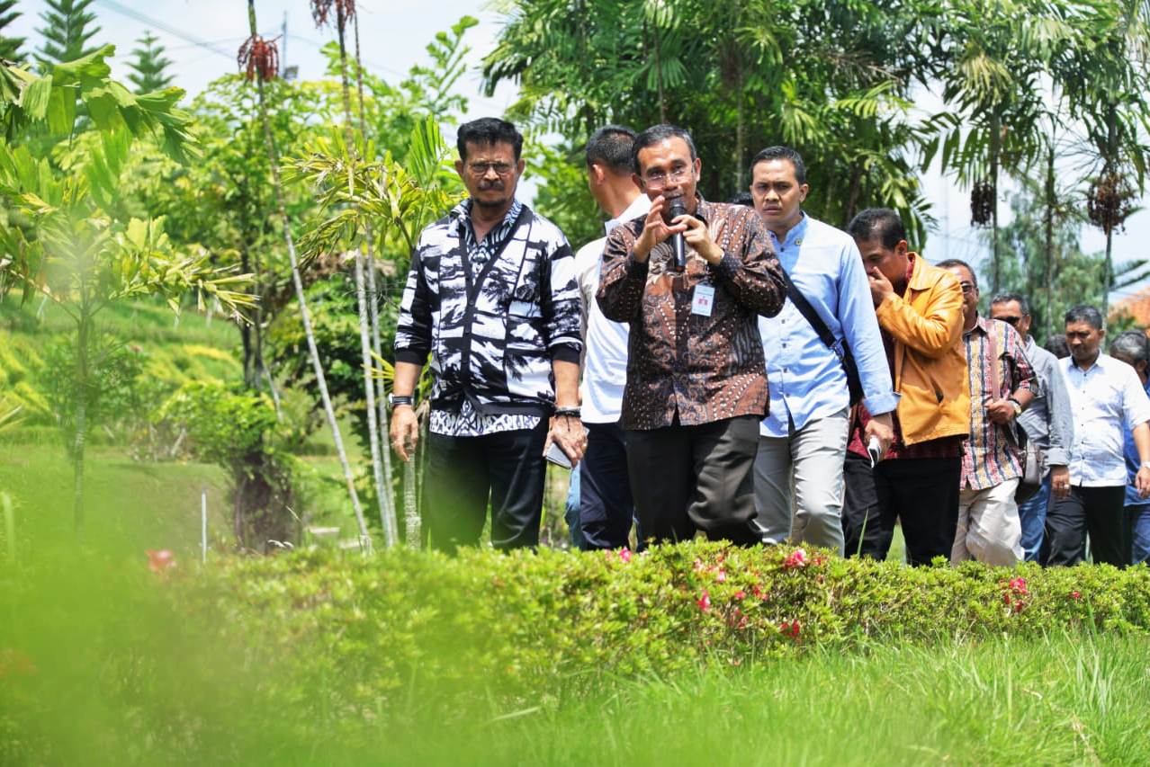 Mentan Syahrul diberi penjelasan.