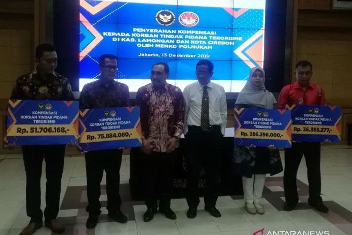 Menko Polhukam Mahfud MD, Ketua LPSK Hasto Atmojo bersama korban dan ahli waris korban tindak terorisme di Jakarta, Jumat (13/12/2019).