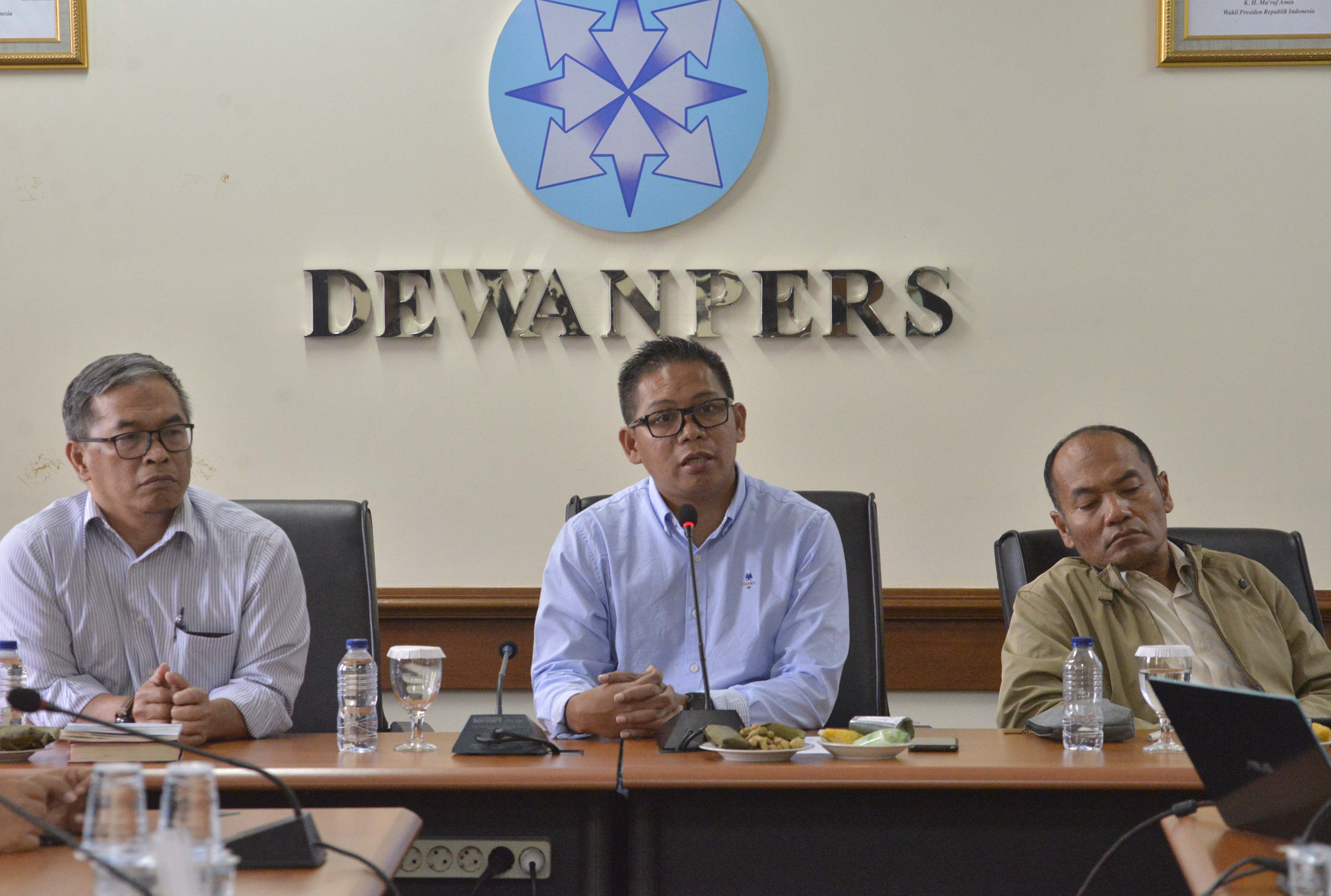 Ketua Umum IJTI Yadi Hendriana (tengah) pada diskusi Refleksi Akhir Tahun IJTI  di Gedung Dewan Pers, Senin (30/12).