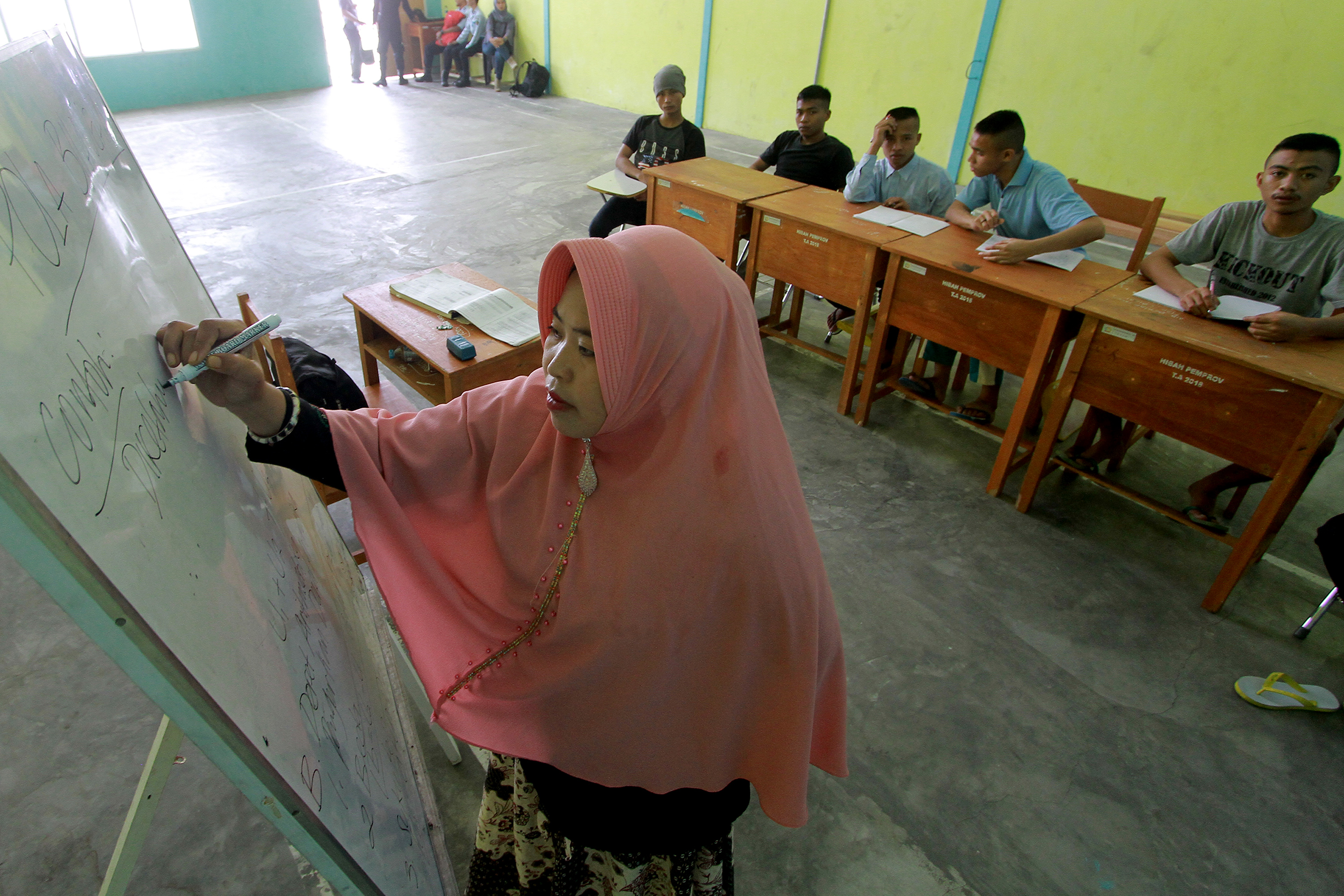 Pendidikan non formal diminati masyarakat Senggau karena kondisi geografis dan prasarana pendidikan yang minim.