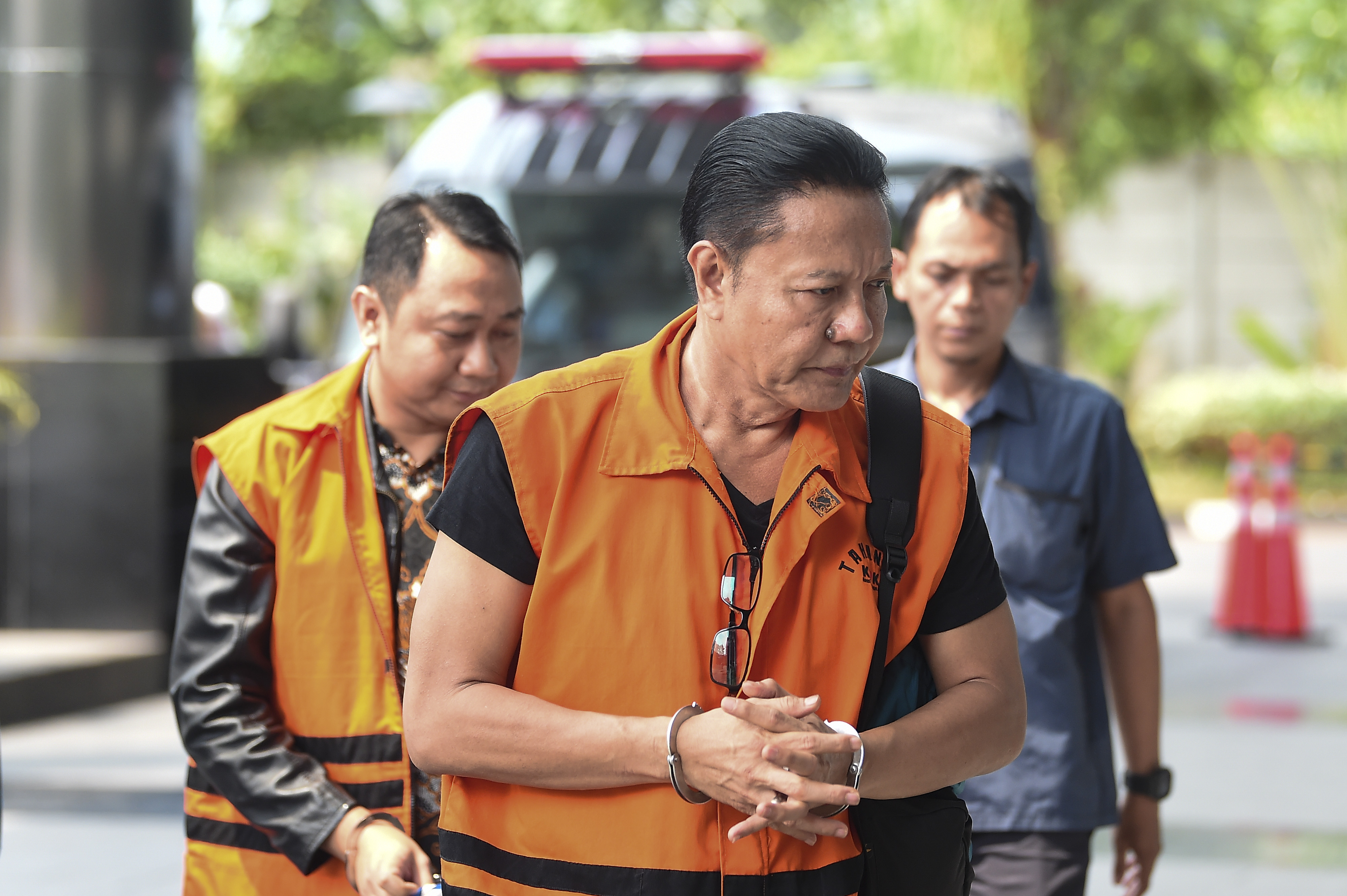  Tersangka yang juga mantan Anggota Komisi VI DPR dari PDI Perjuangan I Nyoman Dhamantra (depan). 