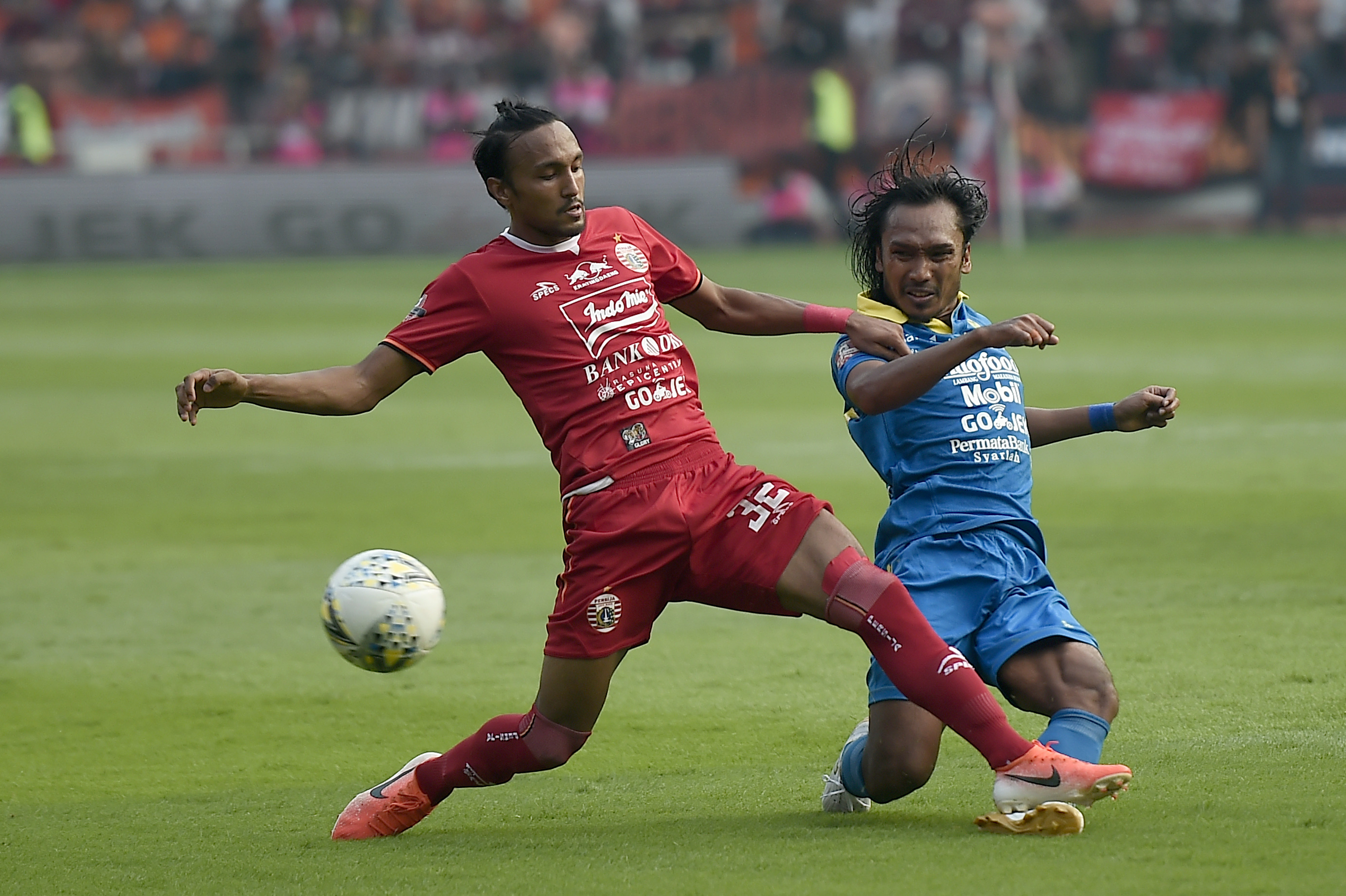 pesepak bola Persib Bandung Hariono (kanan)