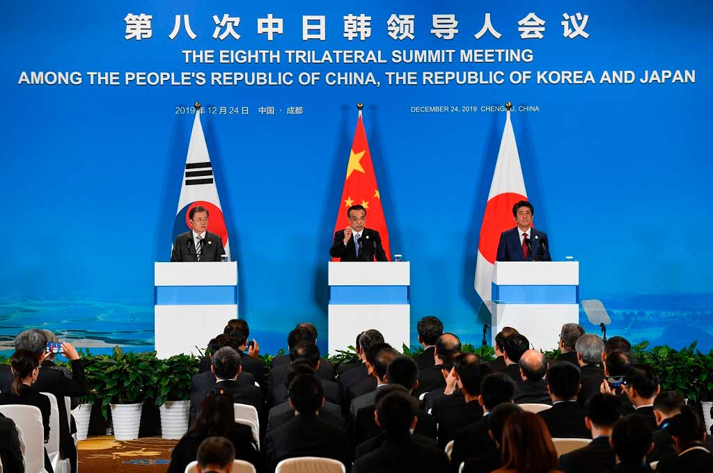 Presiden Korsel Moon Jae-in (kiri) bersama PM Tiongkok Li Keqiang (tengah) dan PM Jepang Shinzo Abe di kota Chengdu, 24 Desember 2019.