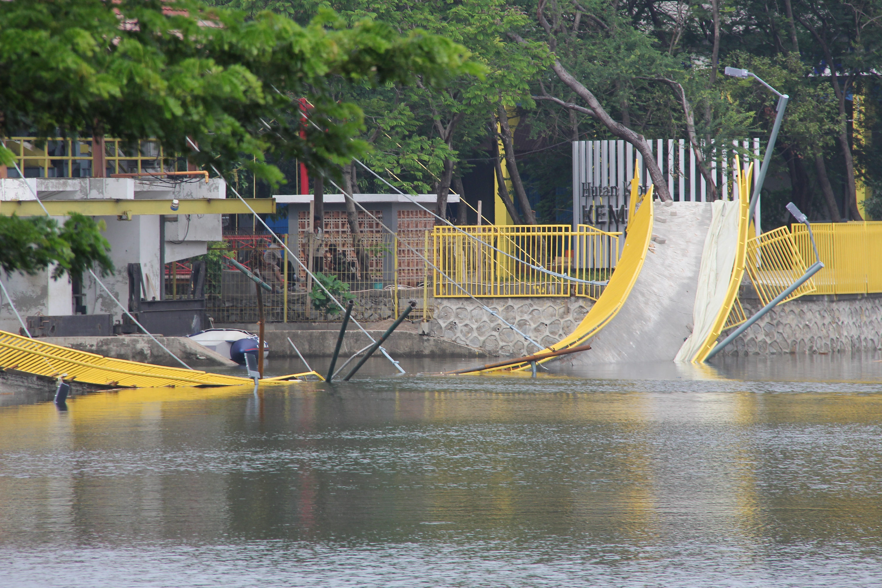 Jembatan Lengkung ambruk di Utan Kota Kemayoran, Jakarta Pusat, Minggu (22/12/2019).