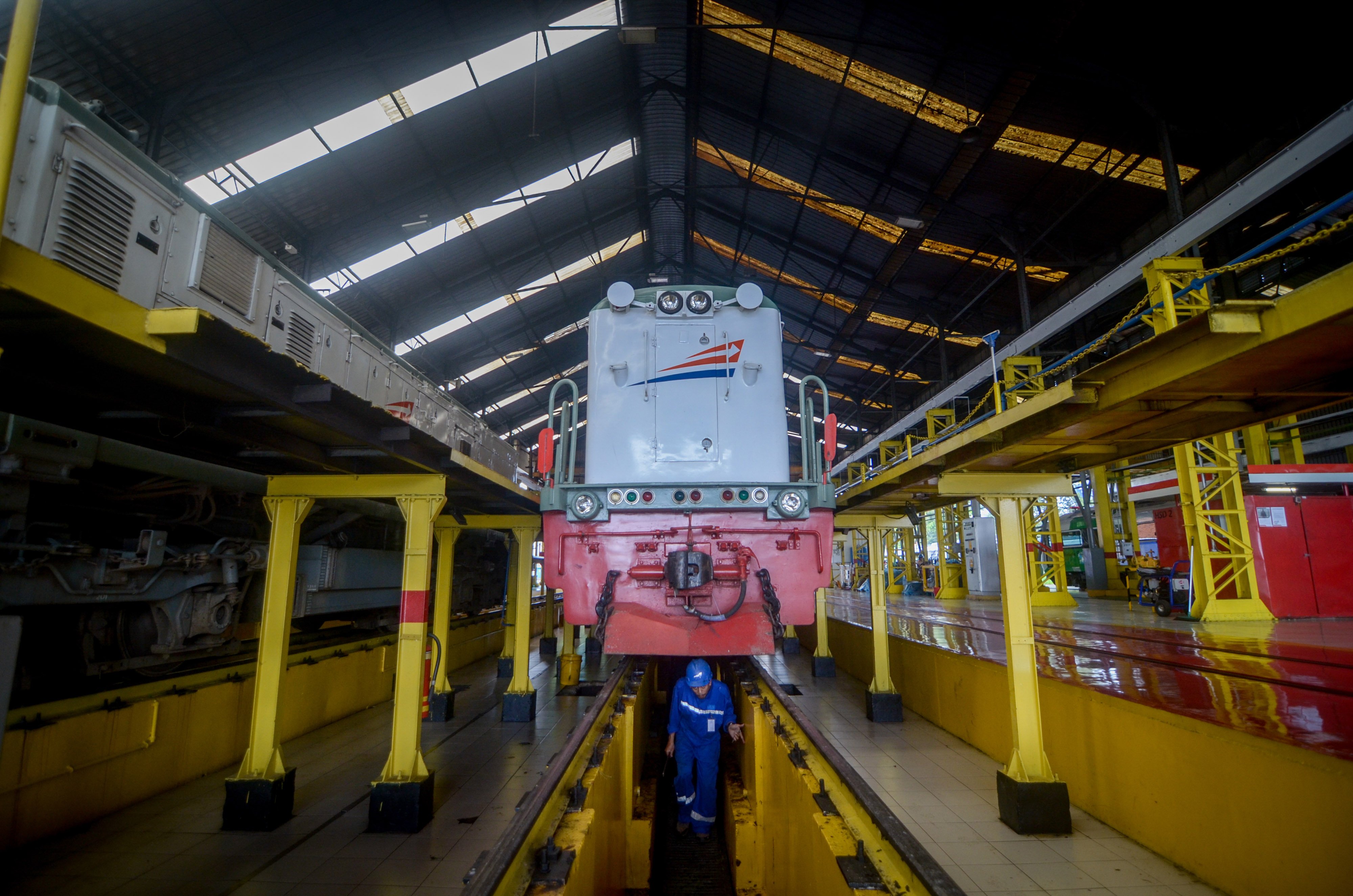 Teknisi memeriksa kaki-kaki lokomotif di Dipo Lokomotif Stasiun Bandung, Jawa Barat, Kamis (5/12/2019). 