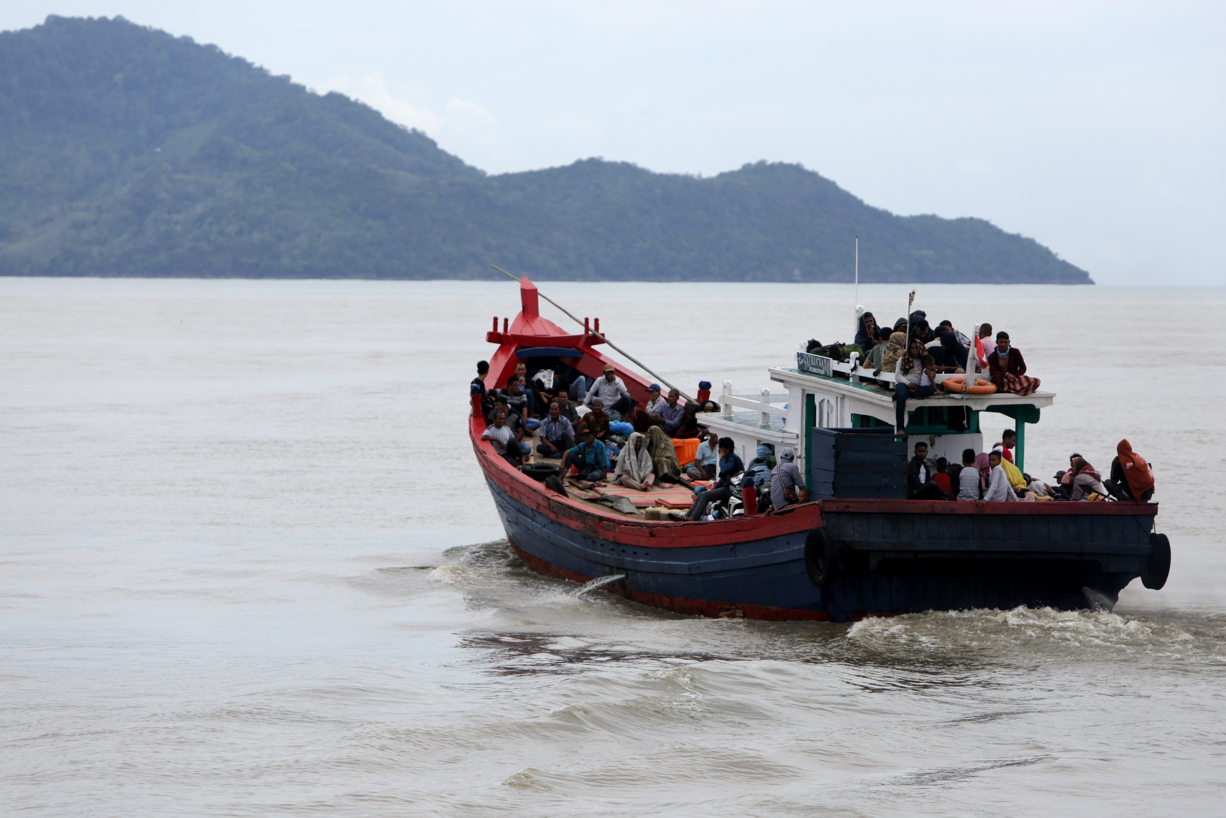 Warga menggunakan jasa kapal kayu dari daratan Banda Aceh tujuan Lampuyang, Pulau Aceh di Lampulo, Banda Aceh, Aceh.