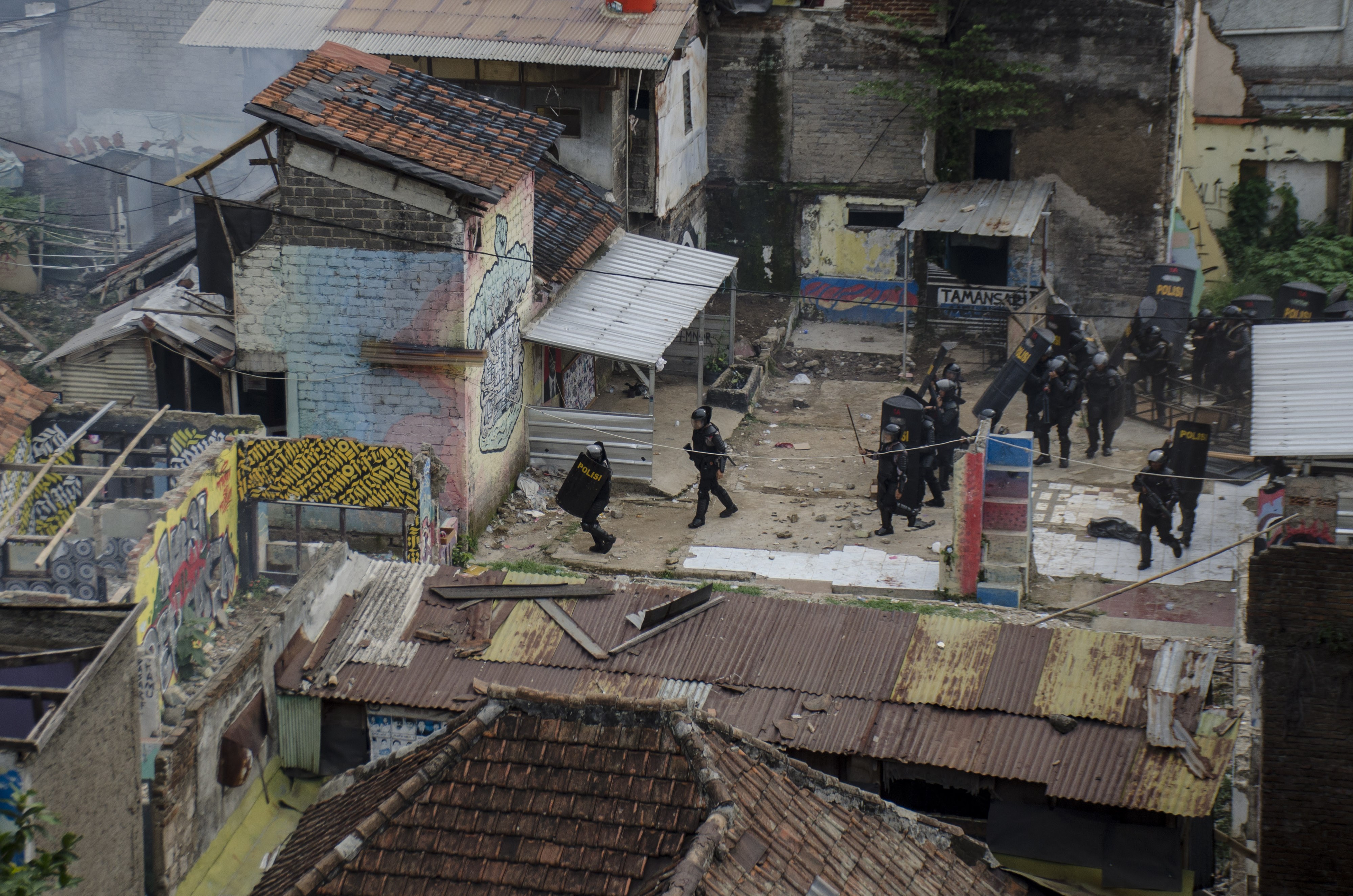  Petugas kepolisian melakukan pengamanan saat pengosongan dan pengamanan lahan RW 11 Tamansari, Bandung
