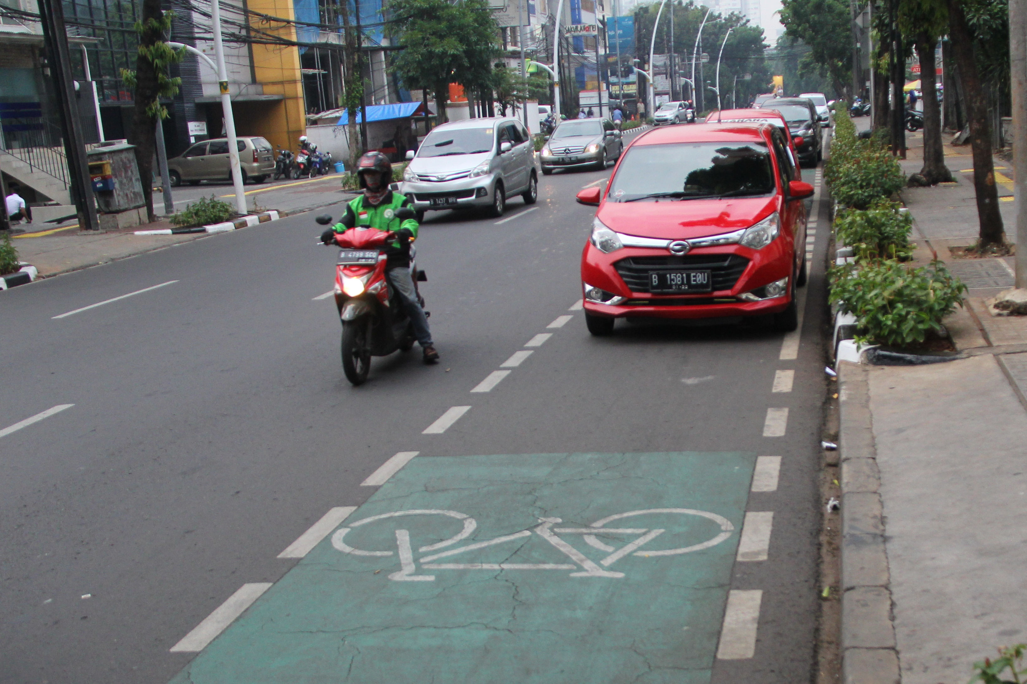 Kendaraan terparkir di jalur sepeda di kawasan Blok M, Jakarta Selatan, Senin (25/11).