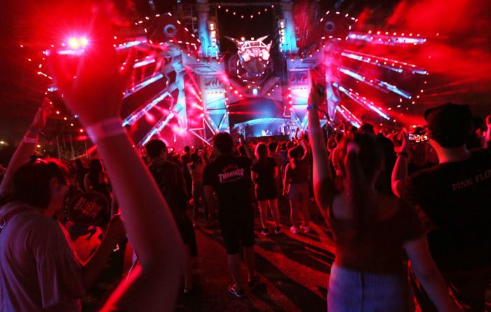 Pengunjung meramaikan Djakarta Warehouse Project (DWP) 2017 di JIExpo Kemayoran, Jakarta, Jumat (15/12) malam.