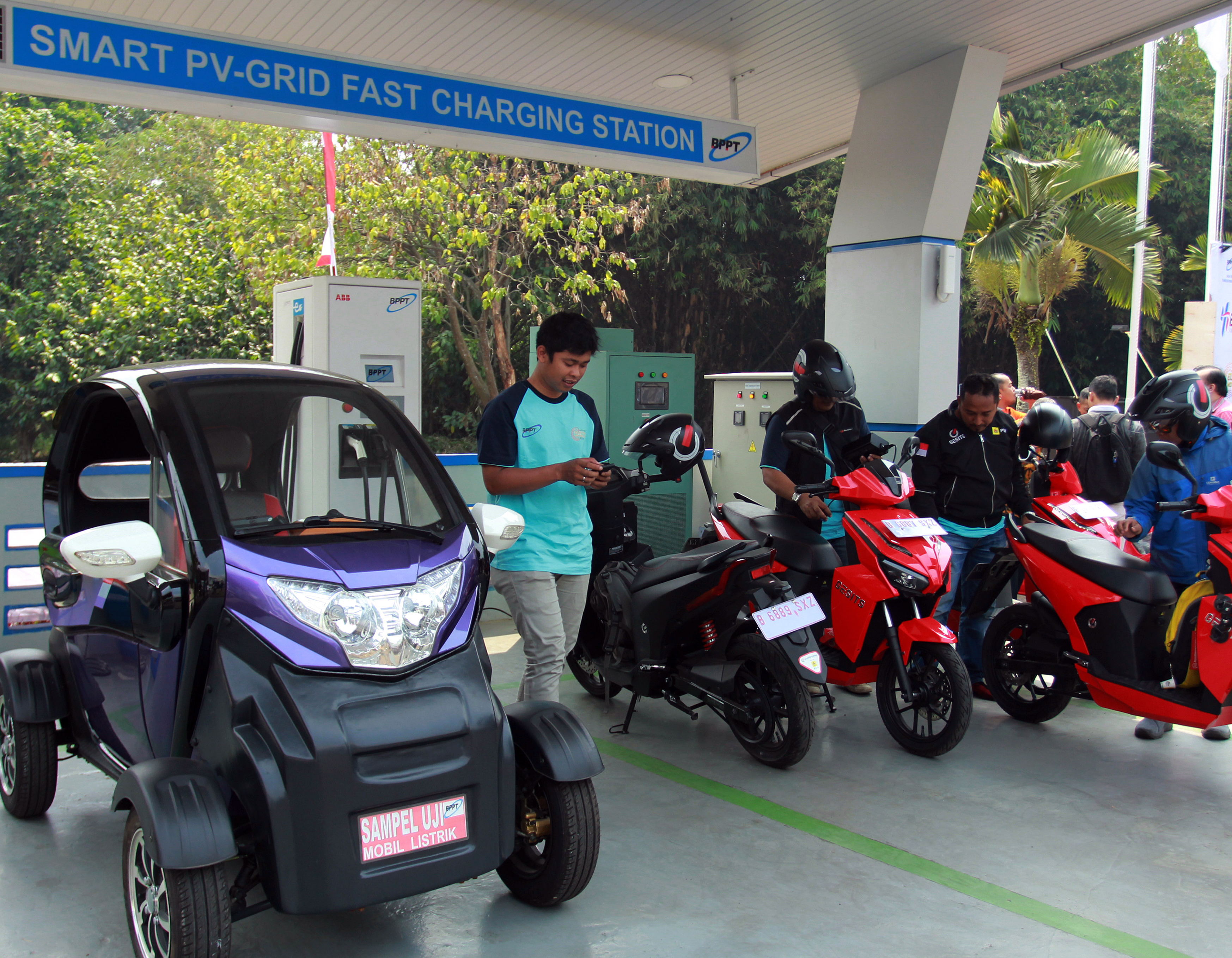 Sejumlah pemilik motor listrik melakukan pengisian baterai di Stasiun Pengisian Cepat Baterai Kendaraan Listrik