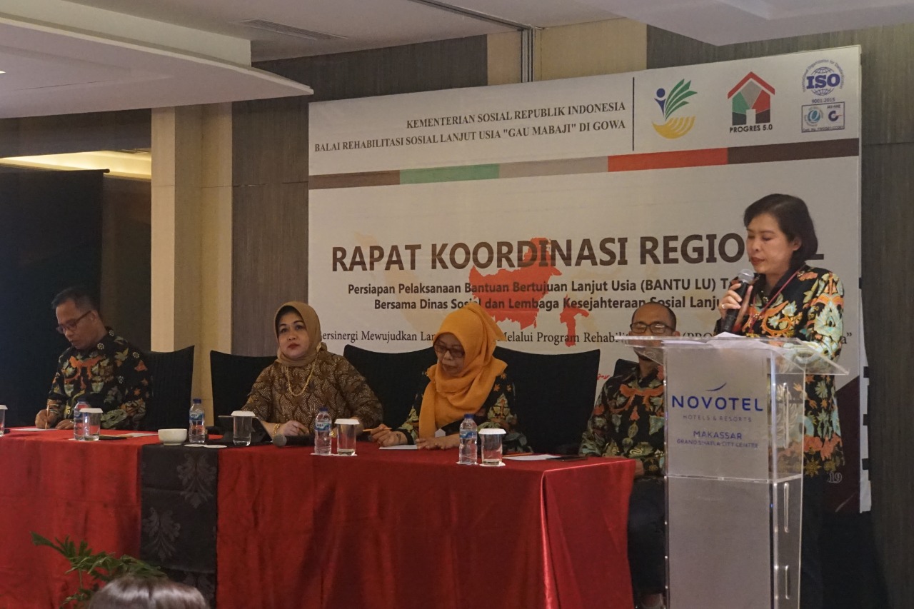 Kepala Balai Rehabilitasi Sosial Lanjut Usia 'Gau Mabaji' di Gowa Syam Wuryani (kanan)