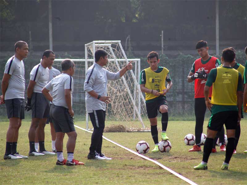 Pelatih timnas U-22 Indonesia, Indra Sjafri (keempat kiri) memberikan arahan saat latihan timnas U-23 Indonesia.