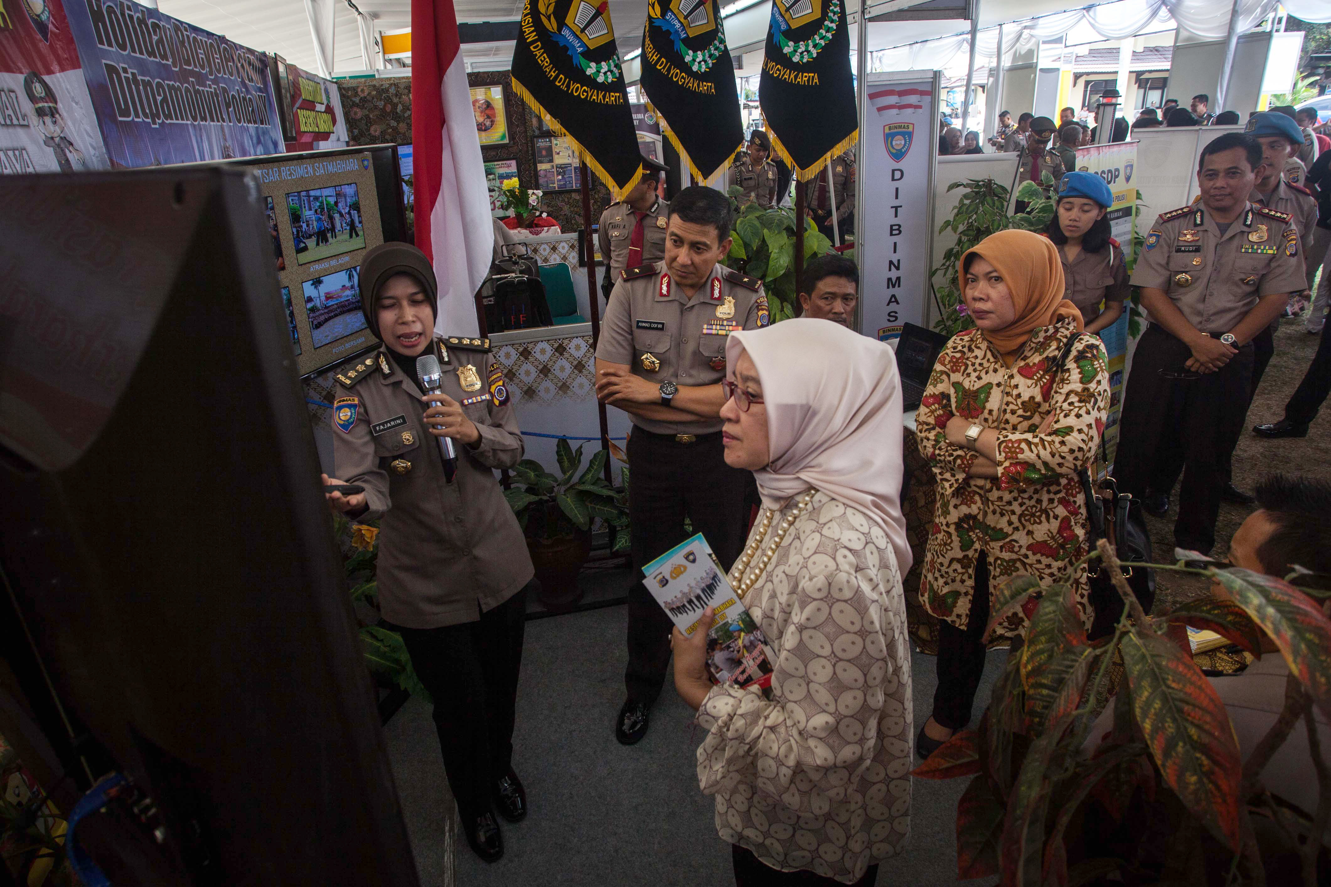Deputi Kelembagaan dan Tata Laksana Kemenpan-RB RI Rini Widyantini (kerudung krem) melihat sarpras milik Polda DIY