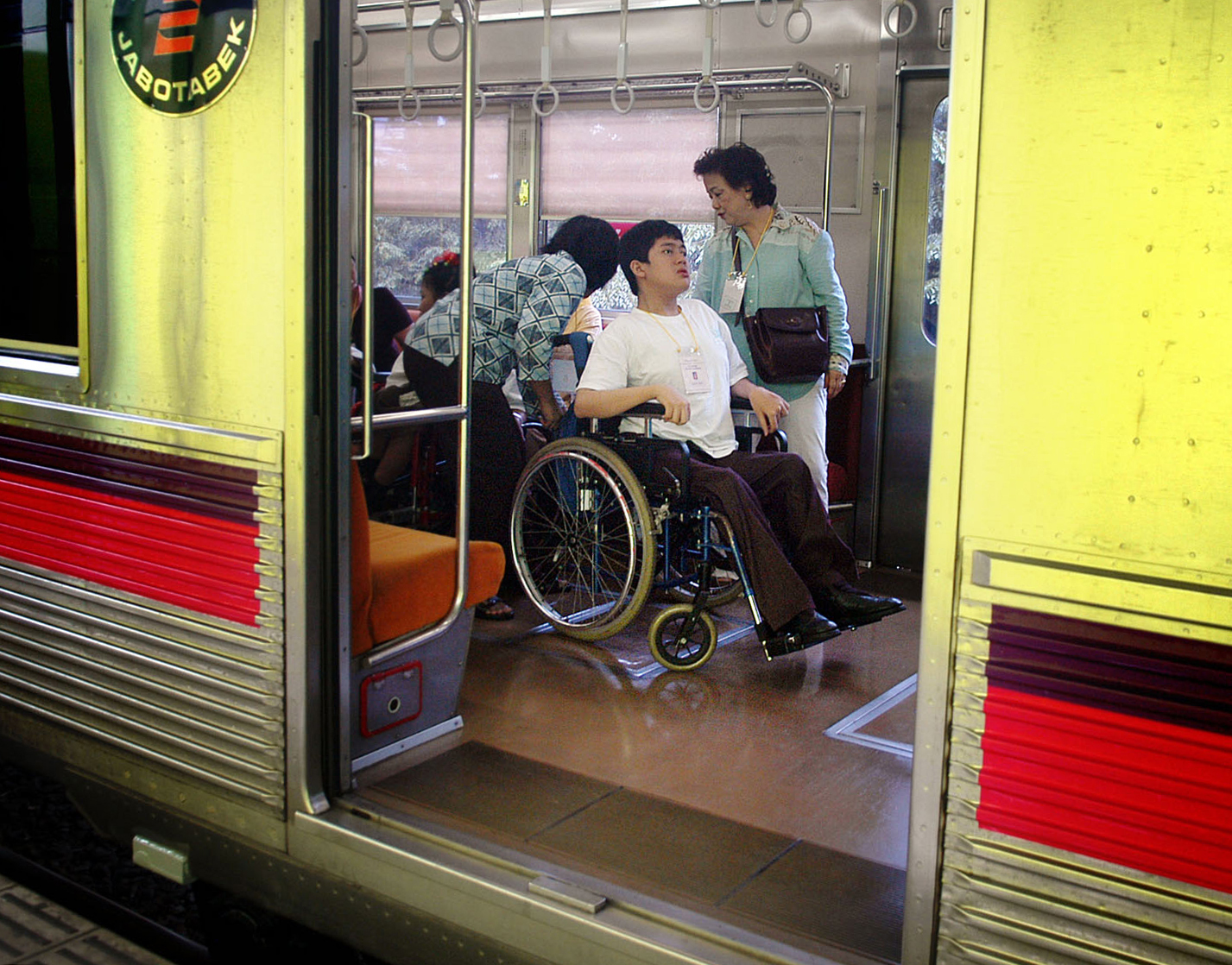 Puluhan anak penyandang cacat naik kereta KRL Ekspres jurusan Jakarta - Bogor PP yang berangkat dari Stasiun Gambir, Jakarta.