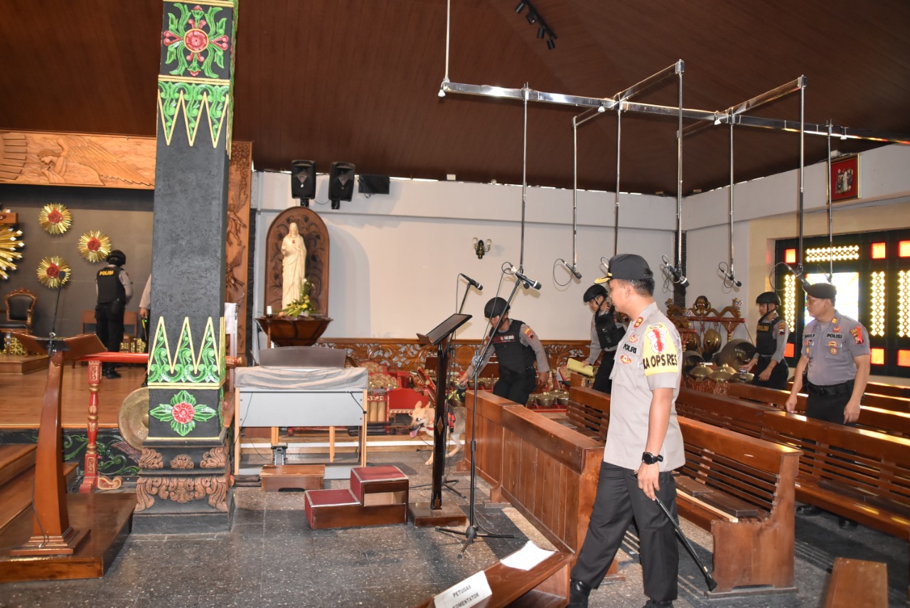 Polres Wonosobo melakukan penyisiran gereja-gereja, Senin (23/12). Kegiatan ini merupakan bagian dari pengamanan Natal 2019.